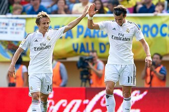 VILLARREAL, SPAIN - SEPTEMBER 27:  Luka Modric (L) of Real Madrid celebrates after scoring with his teammate Gareth Bale during the La Liga match between Villarreal CF and Real Madrid at El Madrigal on September 27, 2014 in Villarreal, Spain.  (Photo by M