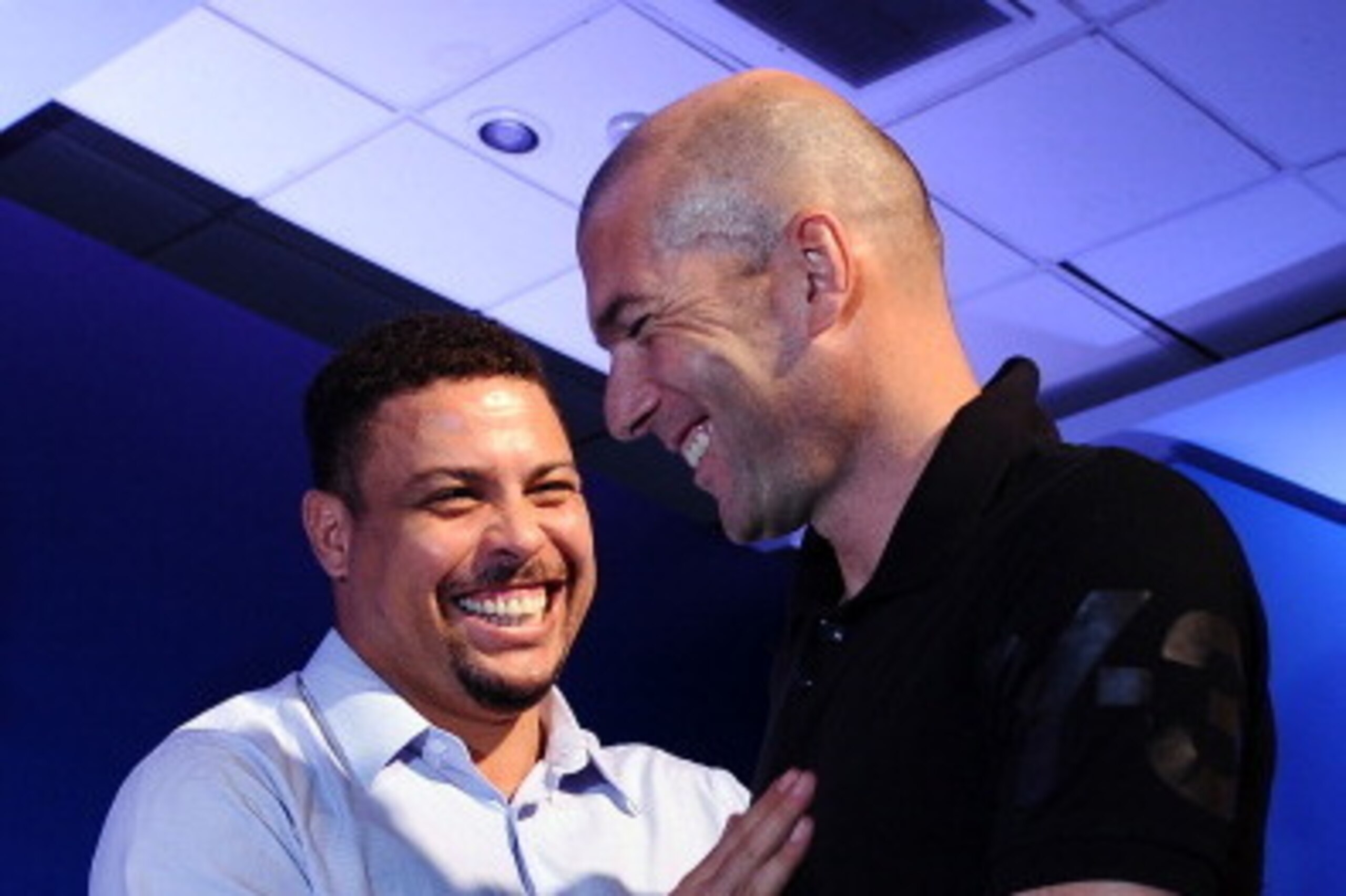 COSTA DO SAUIPE, BAHIA - DECEMBER 05:  Zinedine Zidane (R) greets Ronaldo on stage after the FIFA World Cup Ambassadors Press Conference during a media day ahead of the 2014 FIFA World Cup Draw at Costa do Sauipe Resort on December 5, 2013 in Costa do Sau