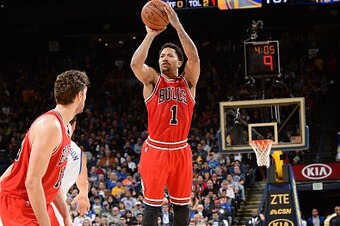 OAKLAND, CA - JANUARY 27:  Derrick Rose #1 of the Chicago Bulls shoots against the Golden State Warriors on January 27, 2015 at ORACLE Arena in Oakland, California. NOTE TO USER: User expressly acknowledges and agrees that, by downloading and or using thi