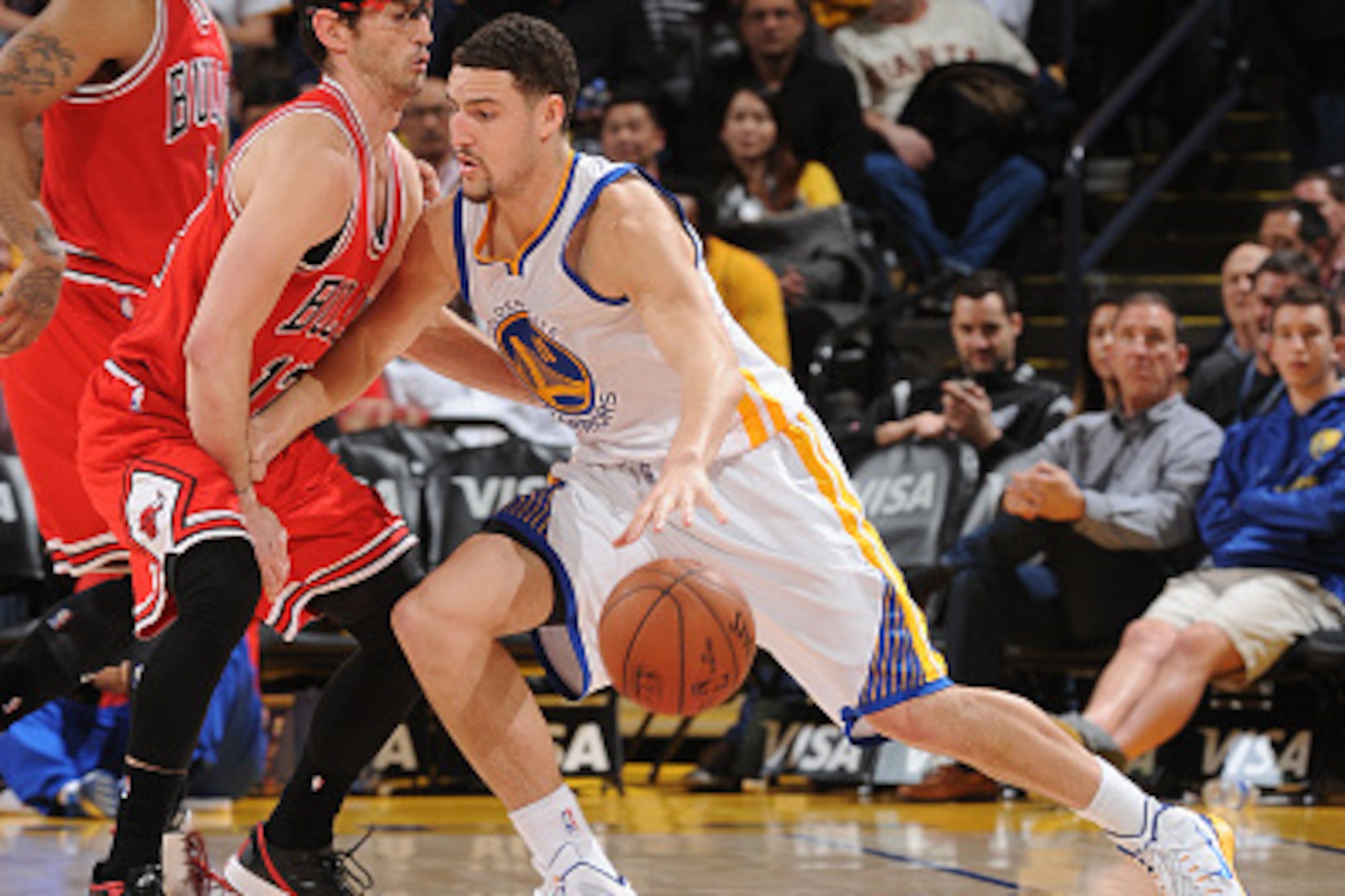 OAKLAND, CA - JANUARY 27: Klay Thompson #11 of the Golden State Warriors drives against Kirk Hinrich #12 of the Chicago Bulls on January 27, 2015 at Oracle Arena in Oakland, California. NOTE TO USER: User expressly acknowledges and agrees that, by downloa OAKLAND, CA - JANUARY 27: Klay Thompson #11 of the Golden State Warriors drives against Kirk Hinrich #12 of the Chicago Bulls on January 27, 2015 at Oracle Arena in Oakland, California. NOTE TO USER: User expressly acknowledges and agrees that, by downloa