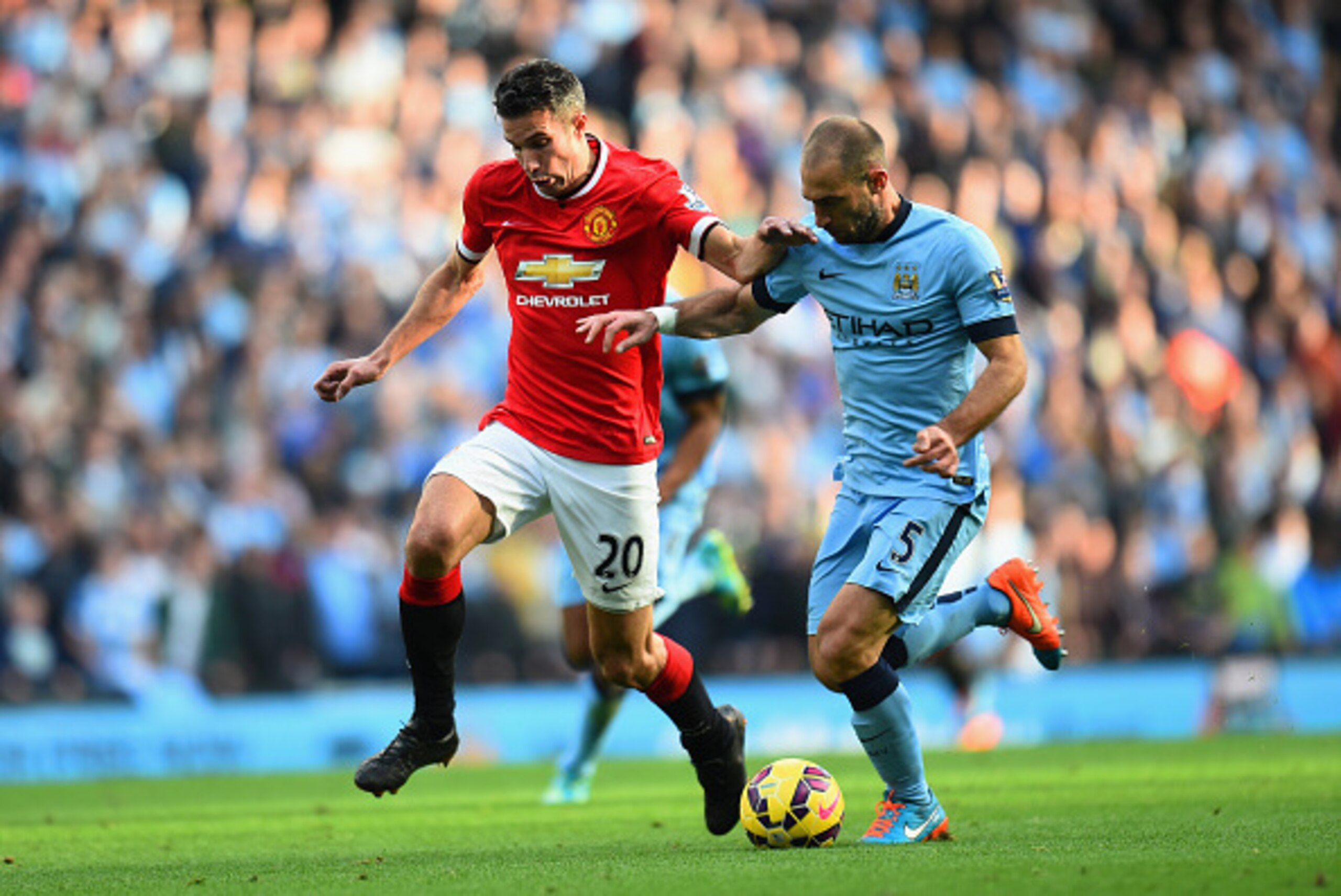 MANCHESTER, ENGLAND - NOVEMBER 02:  Robin van Persie of Manchester United and Pablo Zabaleta of Manchester City battle for the ball during the Barclays Premier League match between Manchester City and Manchester United at Etihad Stadium on November 2, 201
