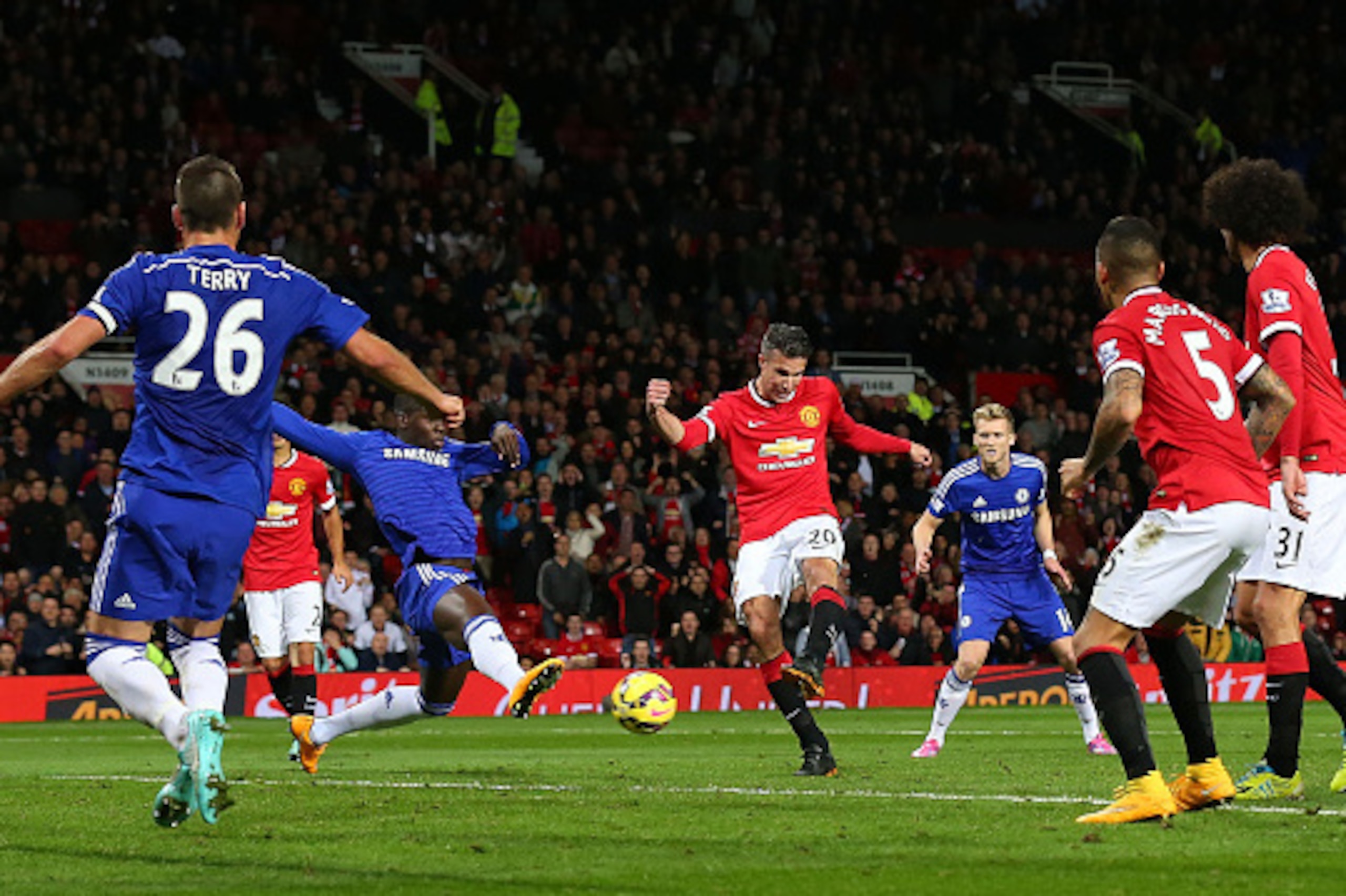 MANCHESTER, ENGLAND - OCTOBER 26:  Robin van Persie of Manchester United scores the equalising goal during the Barclays Premier League match between Manchester United and Chelsea at Old Trafford on October 26, 2014 in Manchester, England.  (Photo by Alex 