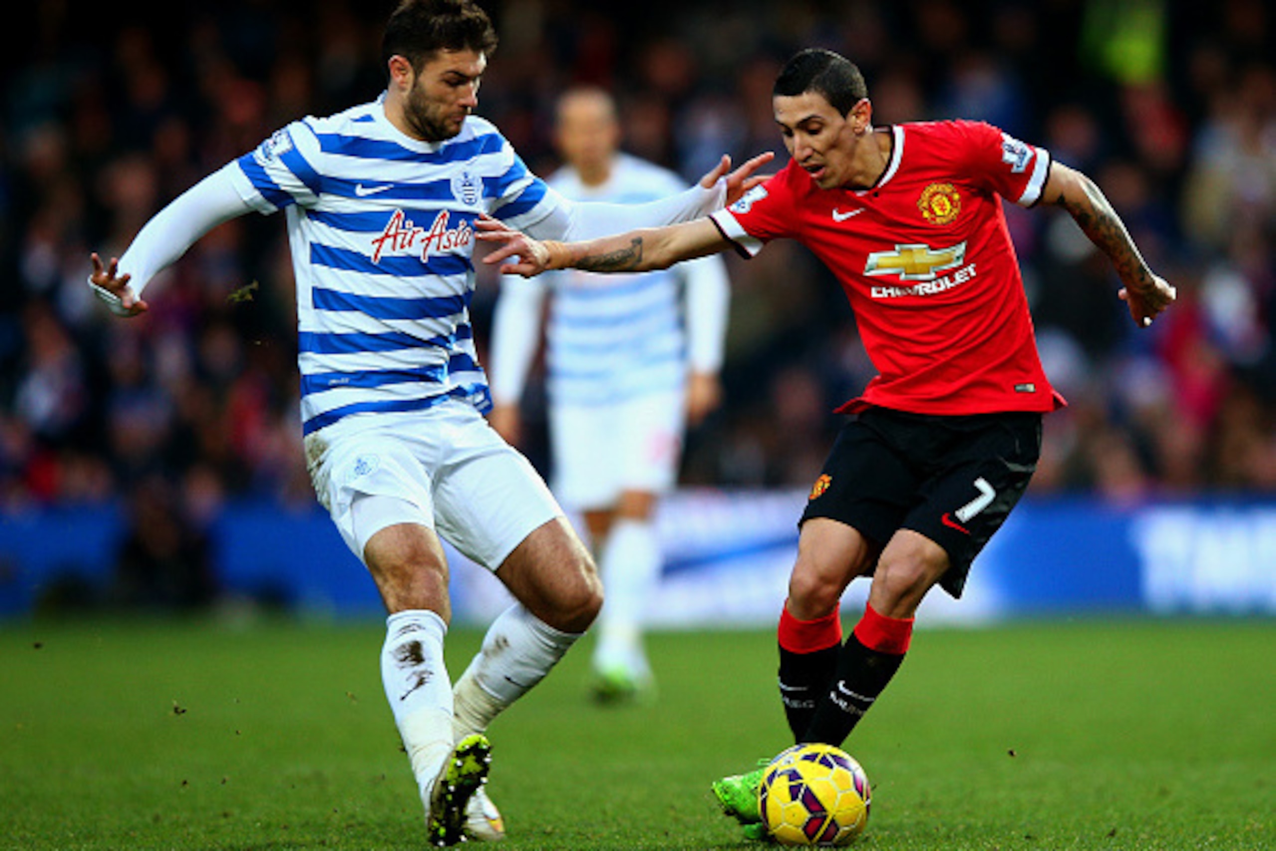 LONDON, ENGLAND - JANUARY 17:  Angel di Maria of Manchester United battles for the ball with Charlie Austin of QPR during the Barclays Premier League match between Queens Park Rangers and Manchester United at Loftus Road on January 17, 2015 in London, Eng