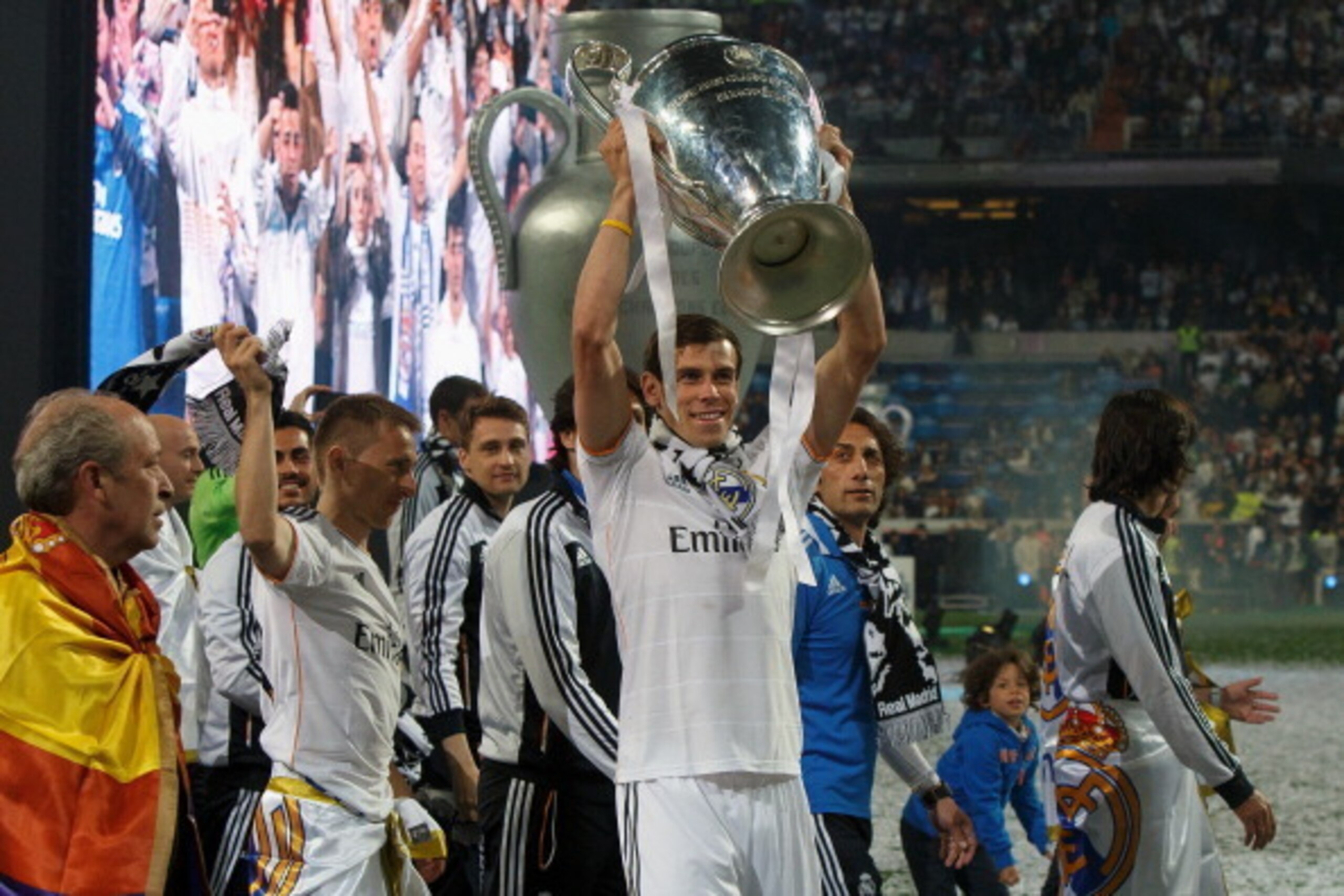 MADRID, SPAIN - MAY 25:  Real Madrid player Gareth Bale lifts the trophy during the Real Madrid celebration the day after winning the UEFA Champions League final at Santiago Bernabeu Stadium on May 25, 2014 in Madrid, Spain. Real Madrid CF achieves their 