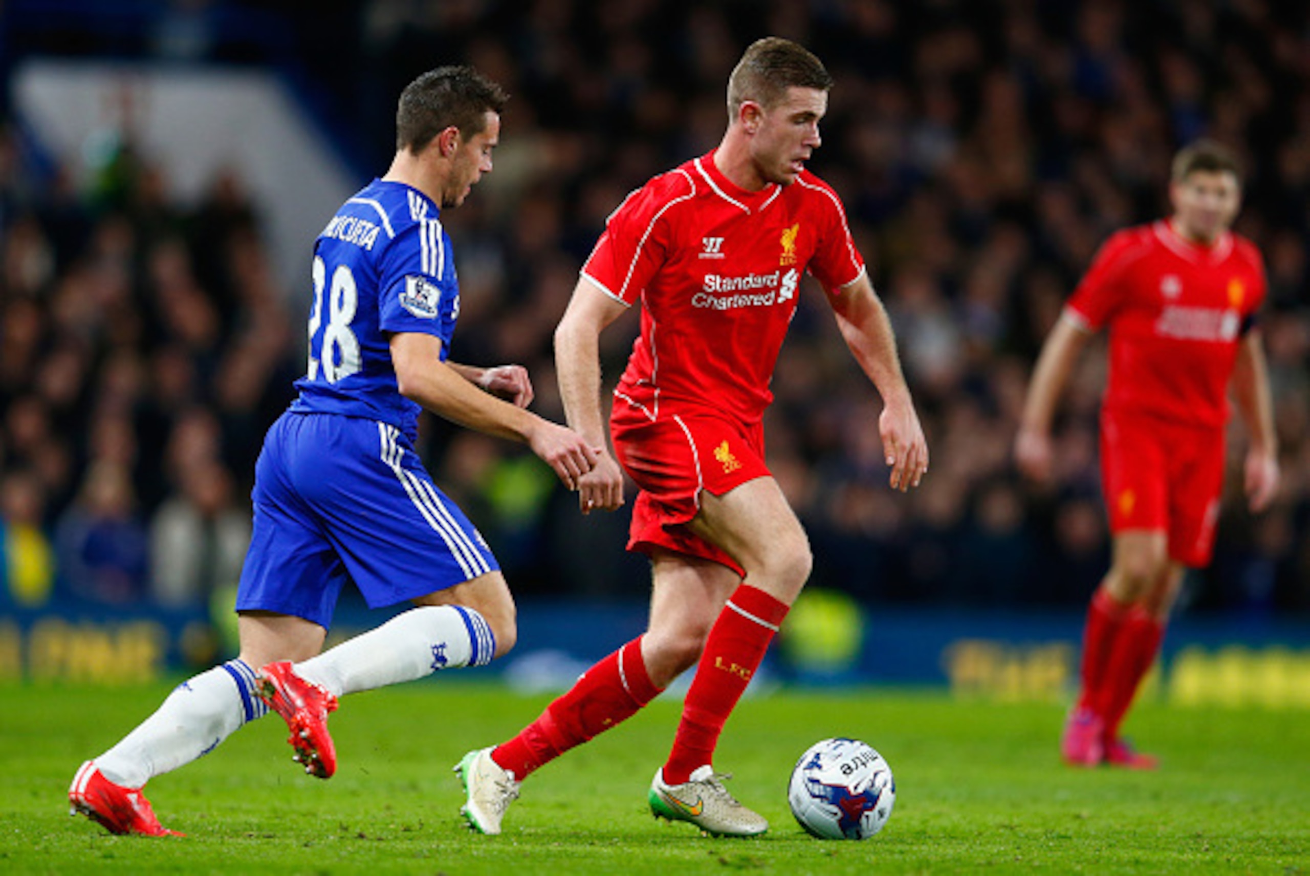 LONDON, ENGLAND - JANUARY 27:  Cesar Azpilicueta of Chelsea marshalls Jordan Henderson of Liverpool during the Capital One Cup Semi-Final second leg between Chelsea and Liverpool at Stamford Bridge on January 27, 2015 in London, England.  (Photo by Julian