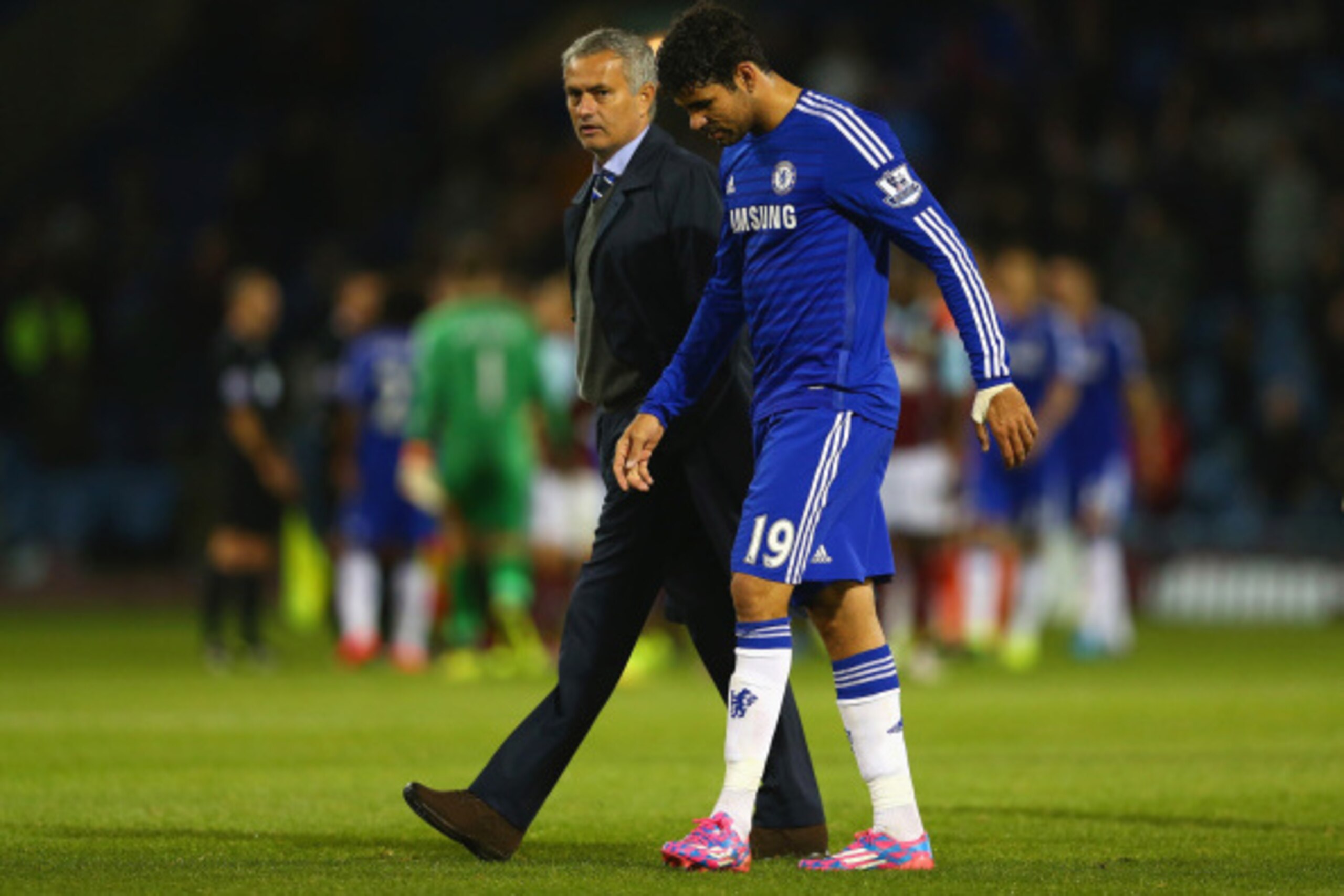 BURNLEY, ENGLAND - AUGUST 18:  Manager Jose Mourinho of Chelsea speaks to Diego Costa of Chelsea after the Barclays Premier League match between Burnley and Chelsea at Turf Moor on August 18, 2014 in Burnley, England.  (Photo by Clive Brunskill/Getty Imag
