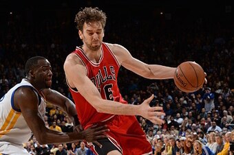 OAKLAND, CA - JANUARY 27:  Pau Gasol #16 of the Chicago Bulls drives to the basket against the Golden State Warriors on January 27, 2015 at ORACLE Arena in Oakland, California. NOTE TO USER: User expressly acknowledges and agrees that, by downloading and 