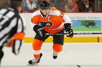 PHILADELPHIA, PA - DECEMBER 14:  Mike Richards #18 of the Philadelphia Flyers skates with the puck against the Pittsburgh Penguins on December 14, 2010 at the Wells Fargo Center in Philadelphia, Pennsylvania.  (Photo by Len Redkoles/NHLI via Getty Images)