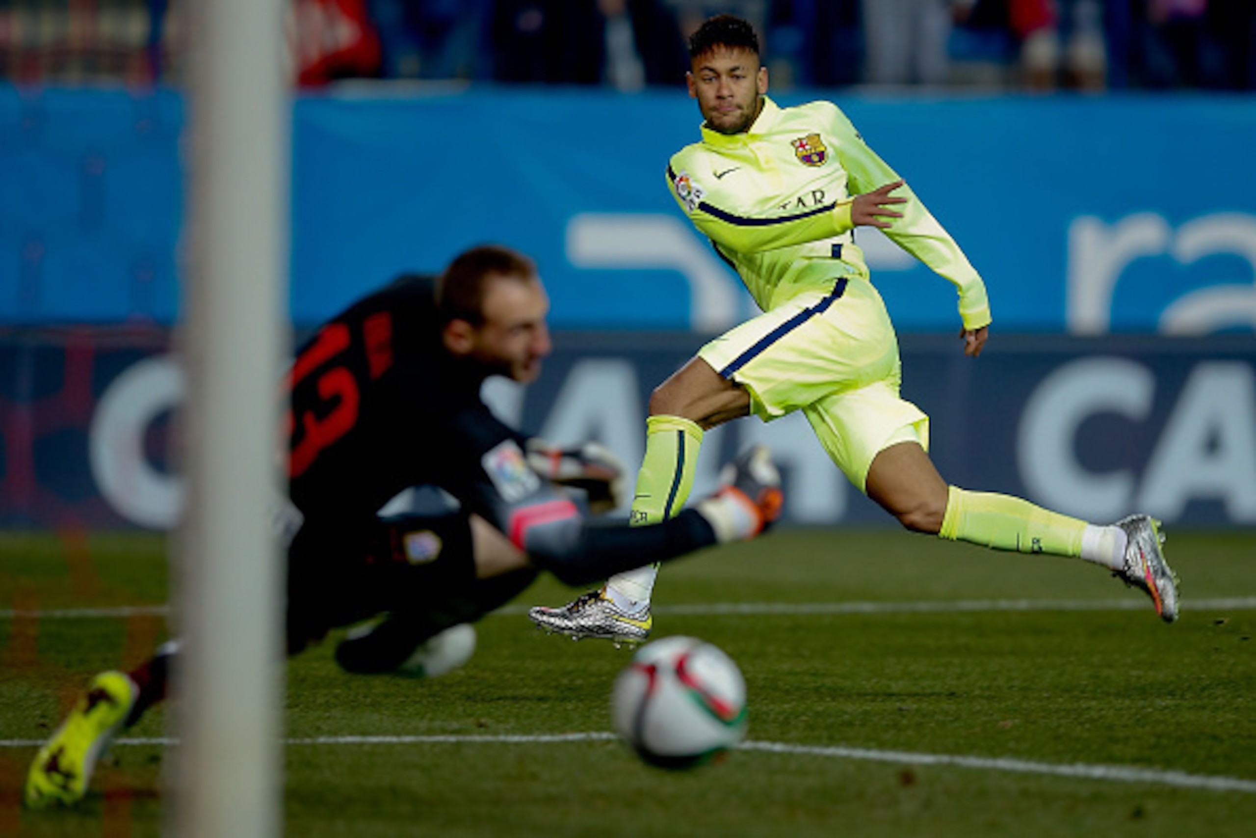 MADRID, SPAIN - JANUARY 28: Neymar JR. of FC Barcelona scores their opening goal during the Copa del Rey Round of 8 second leg match between Club Atletico de Madrid and FC Barcelona at Vicente Calderon Stadium on January 28, 2015 in Madrid, Spain.  (Photo