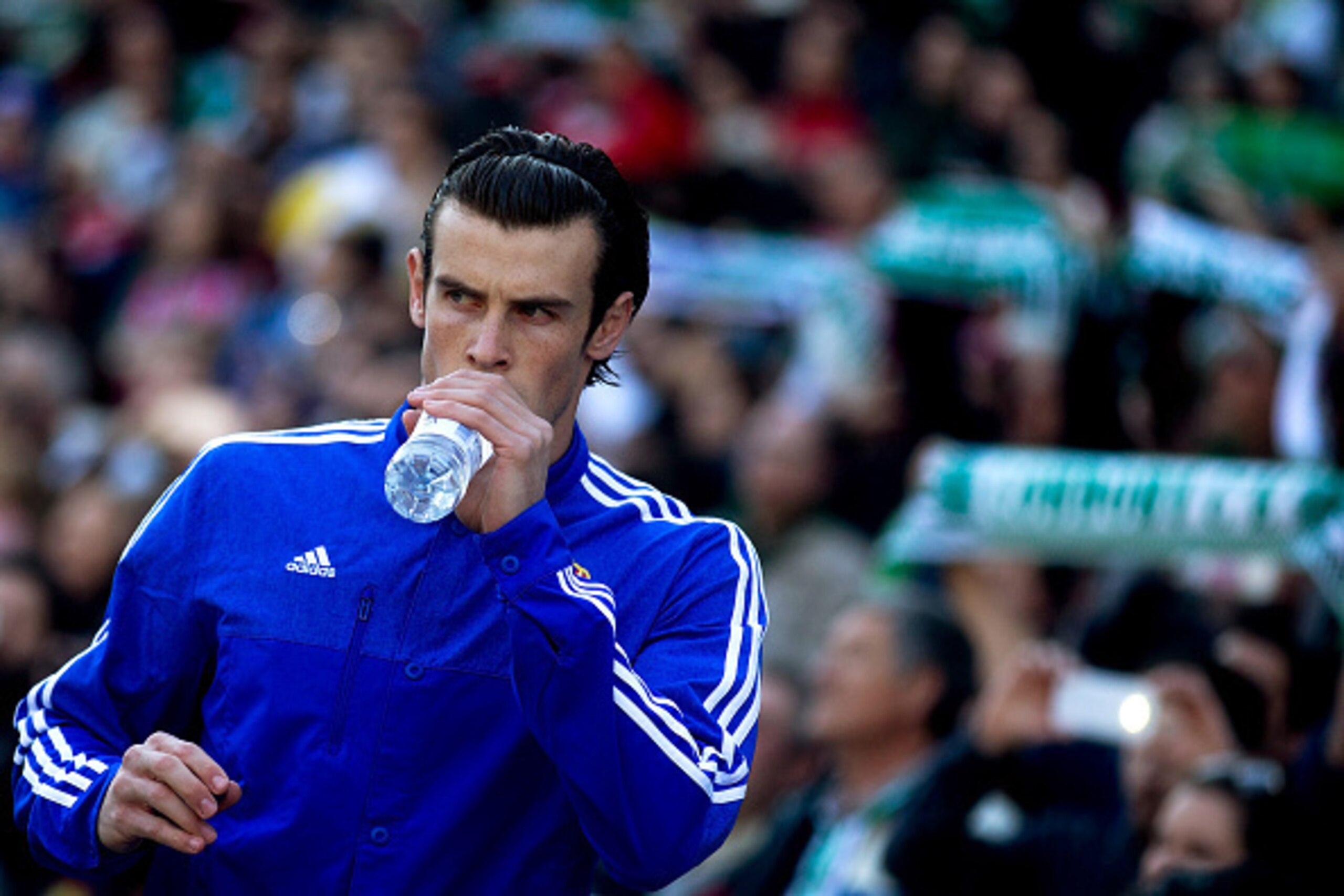 CORDOBA, SPAIN - JANUARY 24: Gareth Bale of Real Madrid CF drinks water prior to the start of the La Liga match between Cordoba CF and Real Madrid CF at El Arcangel stadium on January 24, 2015 in Cordoba, Spain.  (Photo by Gonzalo Arroyo Moreno/Getty Imag