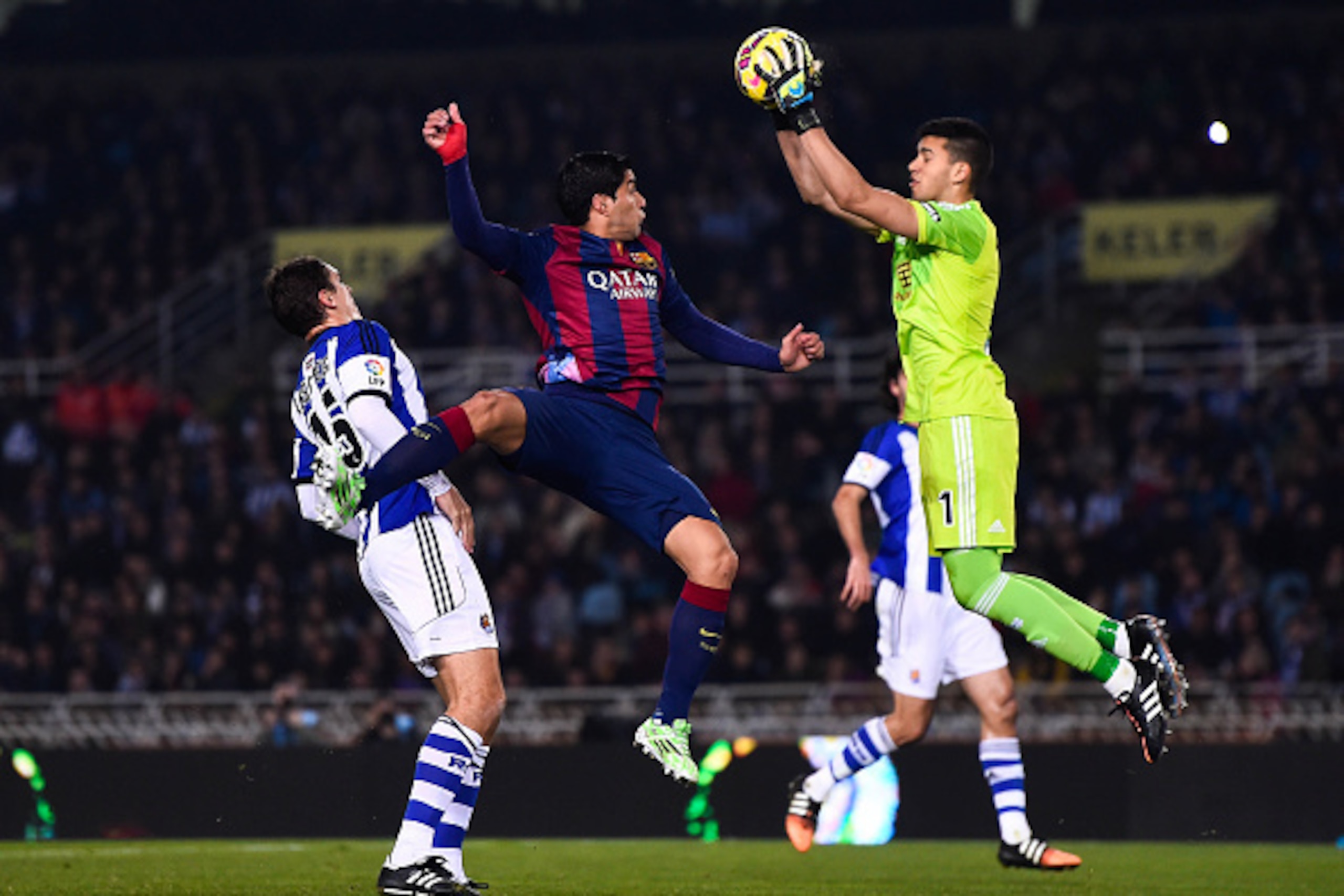 SAN SEBASTIAN, SPAIN - JANUARY 04:  Luis Suarez of FC Barcelona competes for the ball with the goalkeeper Geronimo Rulli of Real Sociedad during the La Liga match between Real Sociedad de Futbol and FC Barcelona at Estadio Anoeta on January 4, 2015 in San