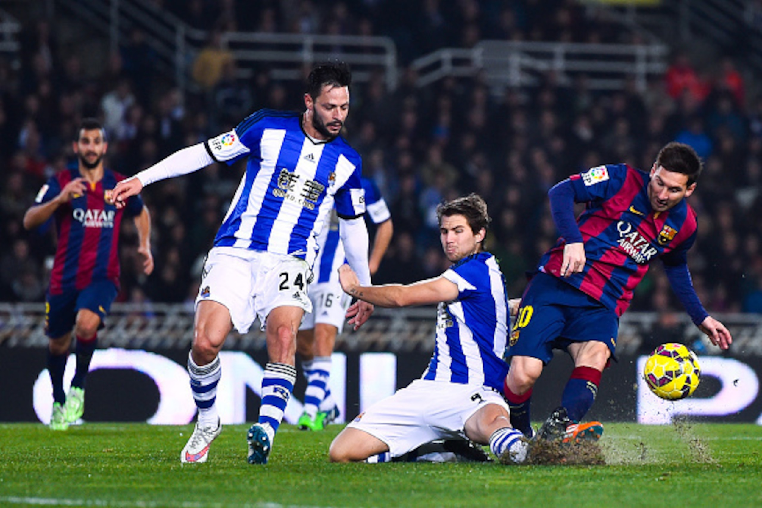 SAN SEBASTIAN, SPAIN - JANUARY 04:  Lionel Messi of FC Barcelona competes for the ball with Alberto de la Bella (L) and Inigo Martinez of Real Sociedad de Futbol during the La Liga match between Real Sociedad de Futbol and FC Barcelona at Estadio Anoeta o