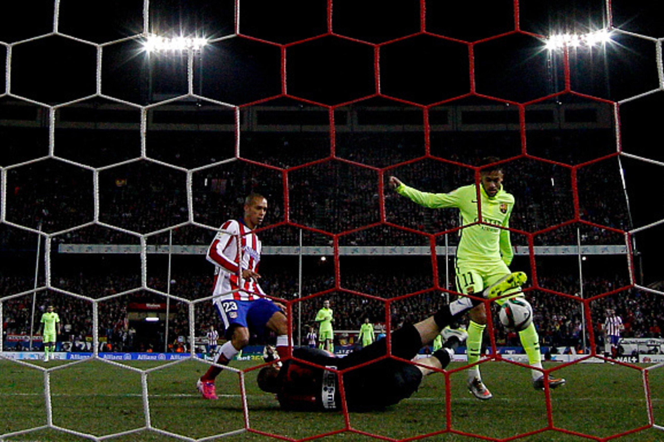 MADRID, SPAIN - JANUARY 28: Neymar JR. of FC Barcelona scores their third goal during the Copa del Rey Round of 8 second leg match between Club Atletico de Madrid and FC Barcelona at Vicente Calderon Stadium on January 28, 2015 in Madrid, Spain.  (Photo b
