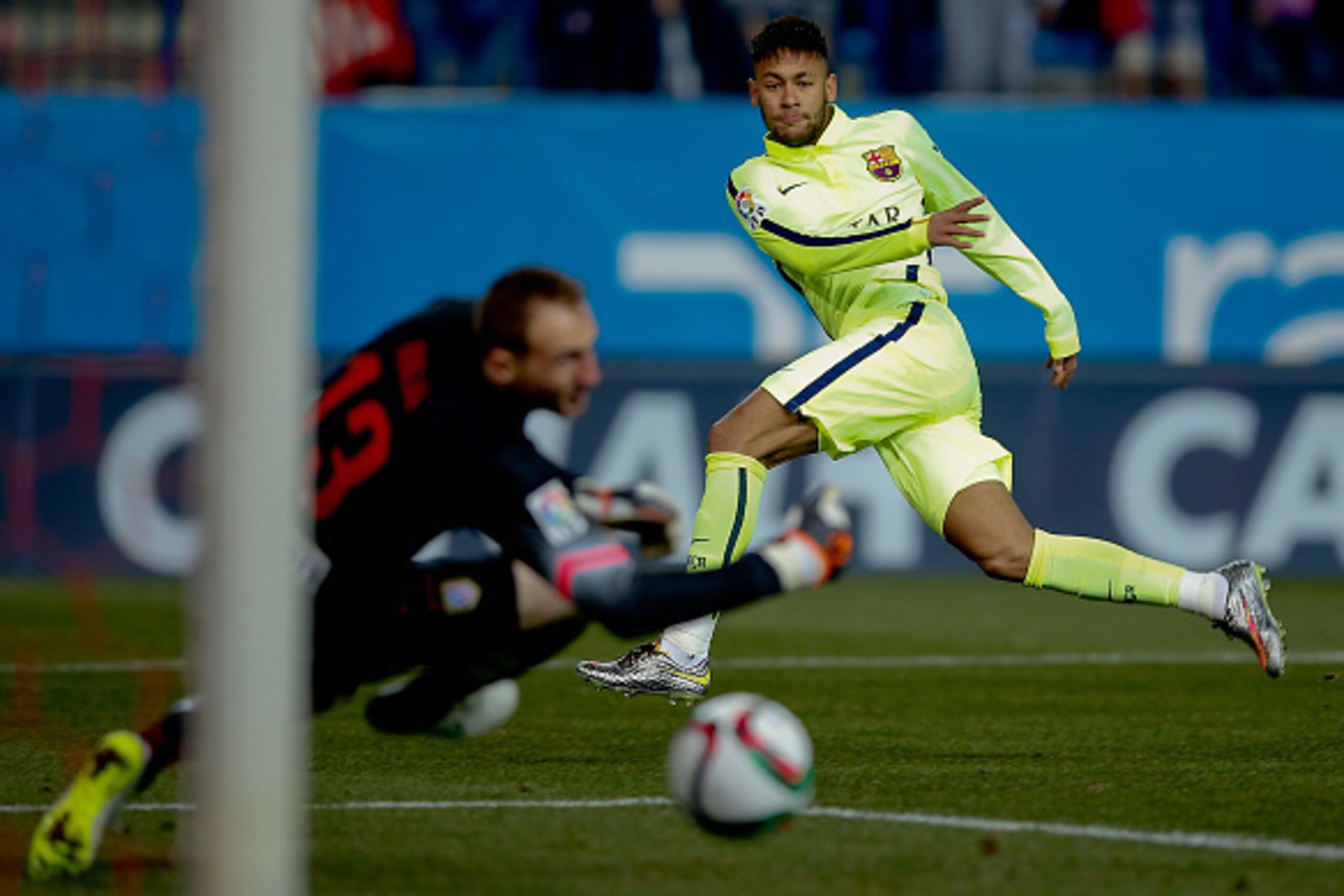 MADRID, SPAIN - JANUARY 28: Neymar JR. of FC Barcelona scores their opening goal during the Copa del Rey Round of 8 second leg match between Club Atletico de Madrid and FC Barcelona at Vicente Calderon Stadium on January 28, 2015 in Madrid, Spain.  (Photo