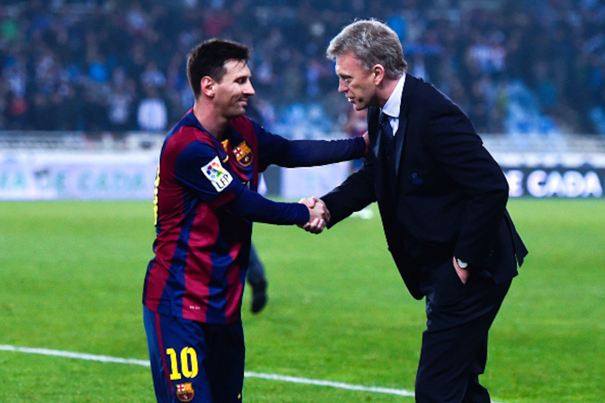 SAN SEBASTIAN, SPAIN - JANUARY 04:  Head coach David Moyes of Real Sociedad shakes hands with Lionel Messi of FC Barcelona at the end of the La Liga match between Real Sociedad de Futbol and FC Barcelona at Estadio Anoeta on January 4, 2015 in San Sebasti