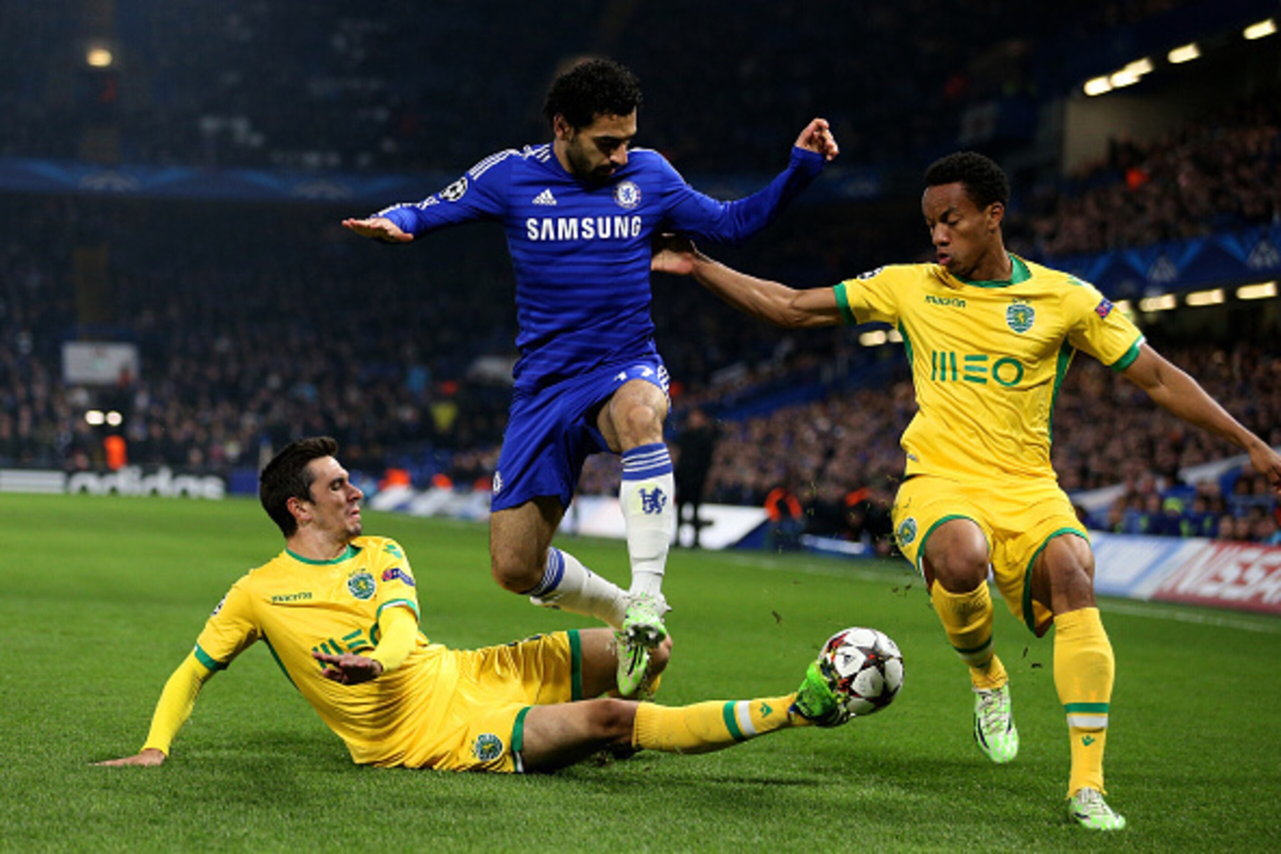 LONDON, ENGLAND - DECEMBER 10:  Mohamed Salah of Chelsea is closed down by the Sporting Lisbon defence during the UEFA Champions League group G match between Chelsea and Sporting Clube de Portugal at Stamford Bridge on December 10, 2014 in London, United 
