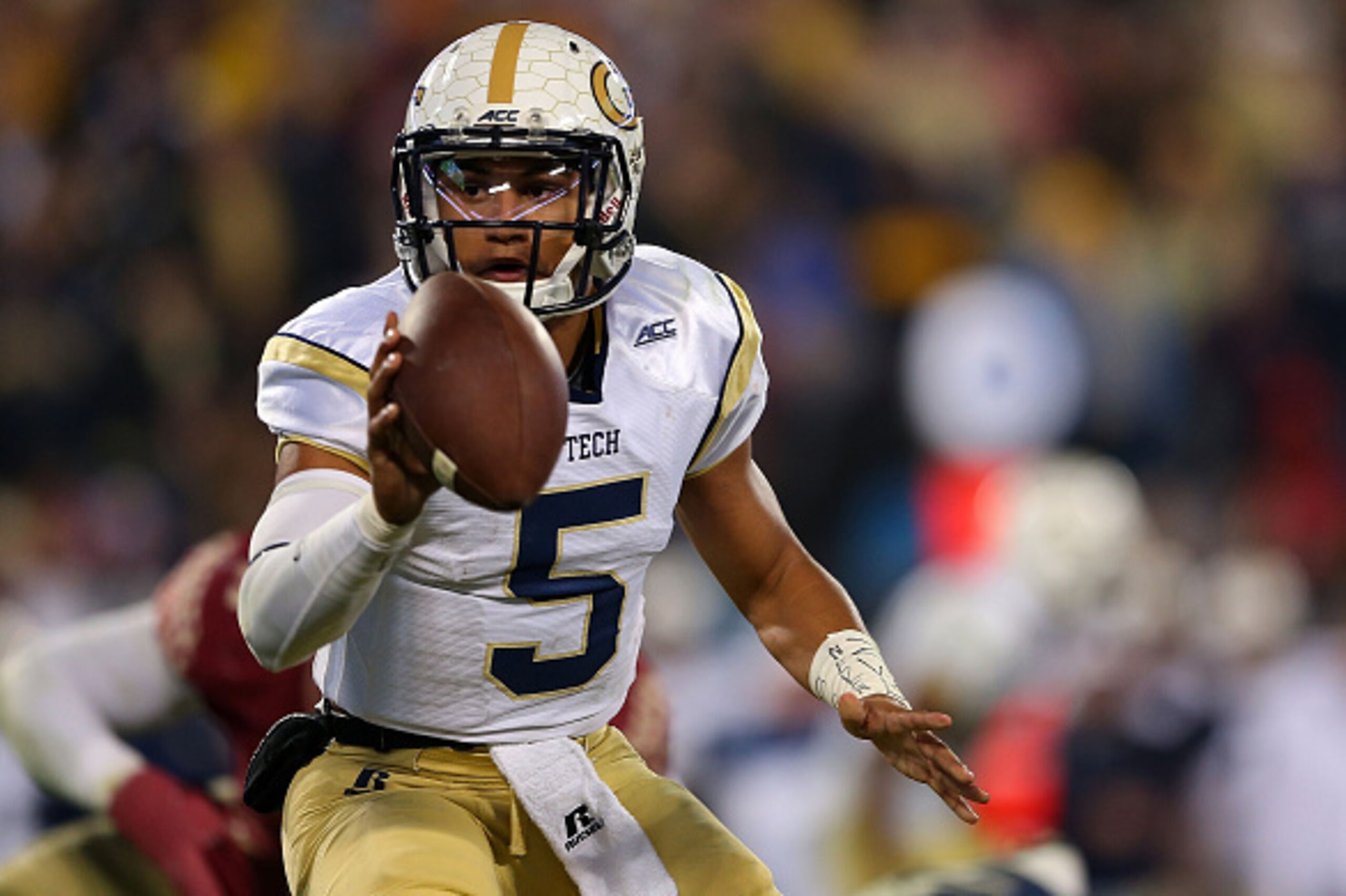 CHARLOTTE, NC - DECEMBER 06: Justin Thomas #5 of the Georgia Tech Yellow Jackets pitches the ball to a teammate against the Florida State Seminoles in the 3rd quarter during the ACC Championship game on December 6, 2014 in Charlotte, North Carolina. (Phot
