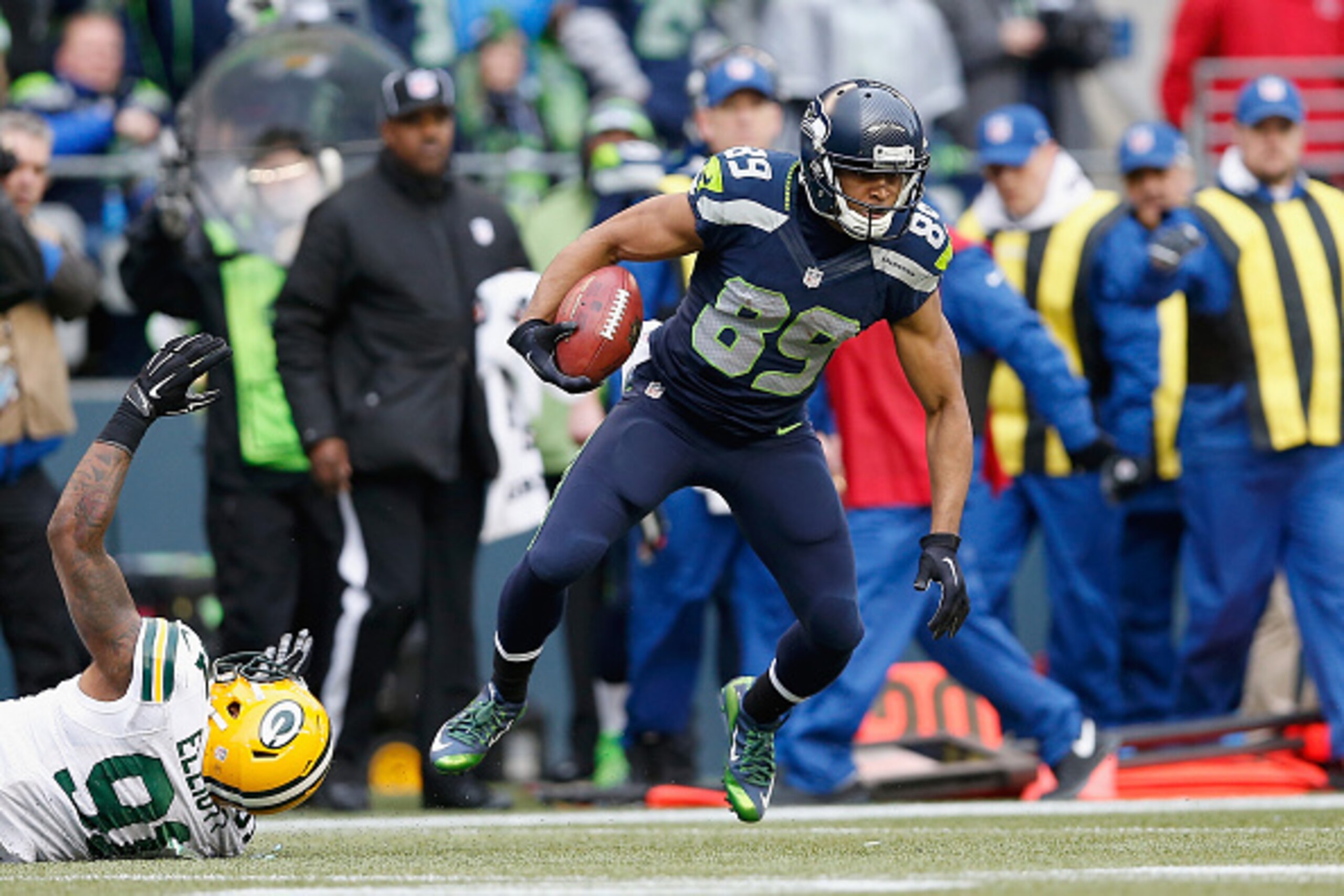 SEATTLE, WA - JANUARY 18:  Wide receiver Doug Baldwin #89 of the Seattle Seahawks runs with the football after a reception against the Green Bay Packers the 2015 NFC Championship game at CenturyLink Field on January 18, 2015 in Seattle, Washington. The Se