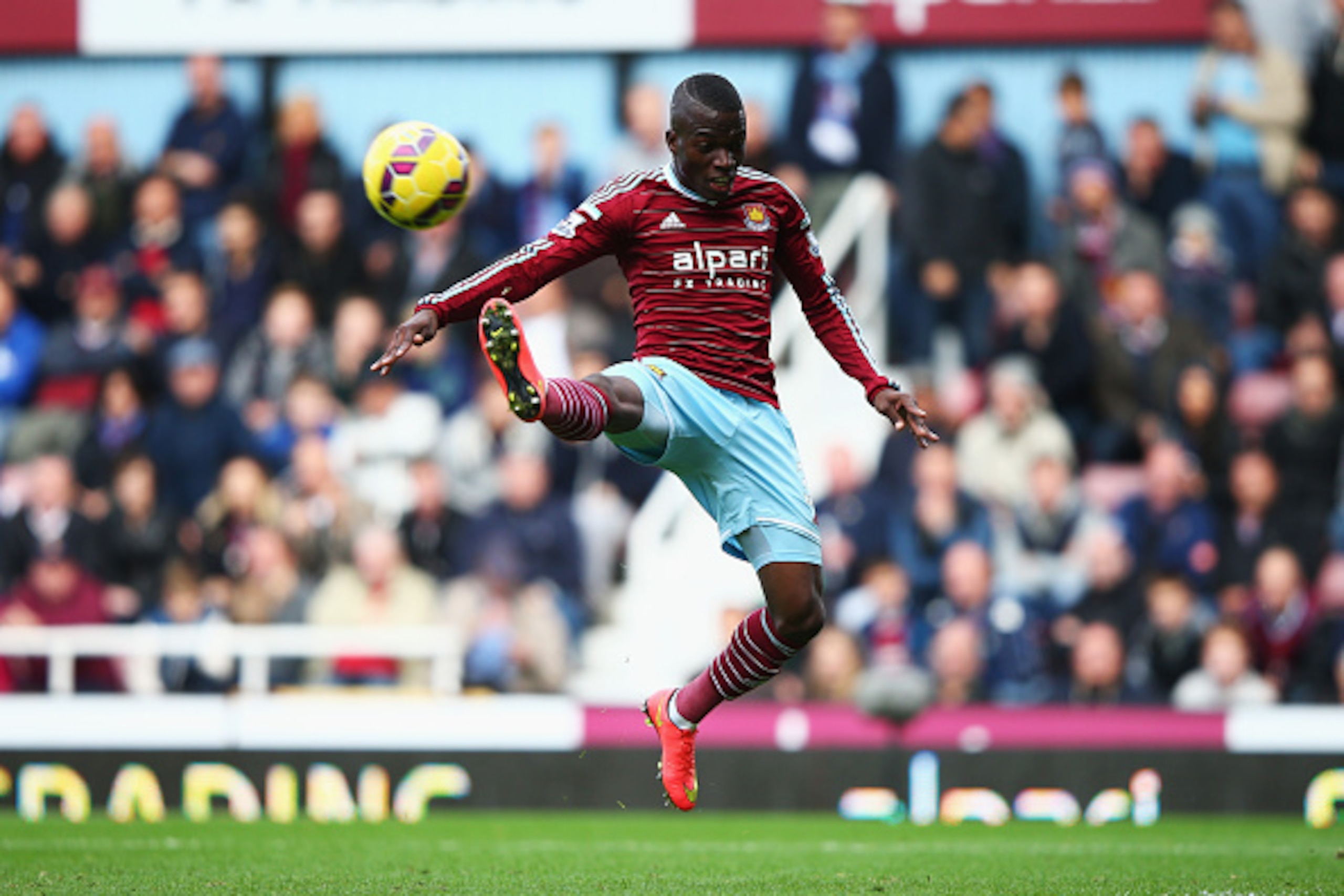 LONDON, ENGLAND - OCTOBER 25: Enner Valencia of West Ham United controls the ball during the Barclays Premier League match between West Ham United and Manchester City at Boleyn Ground on October 25, 2014 in London, England.  (Photo by Ian Walton/Getty Ima