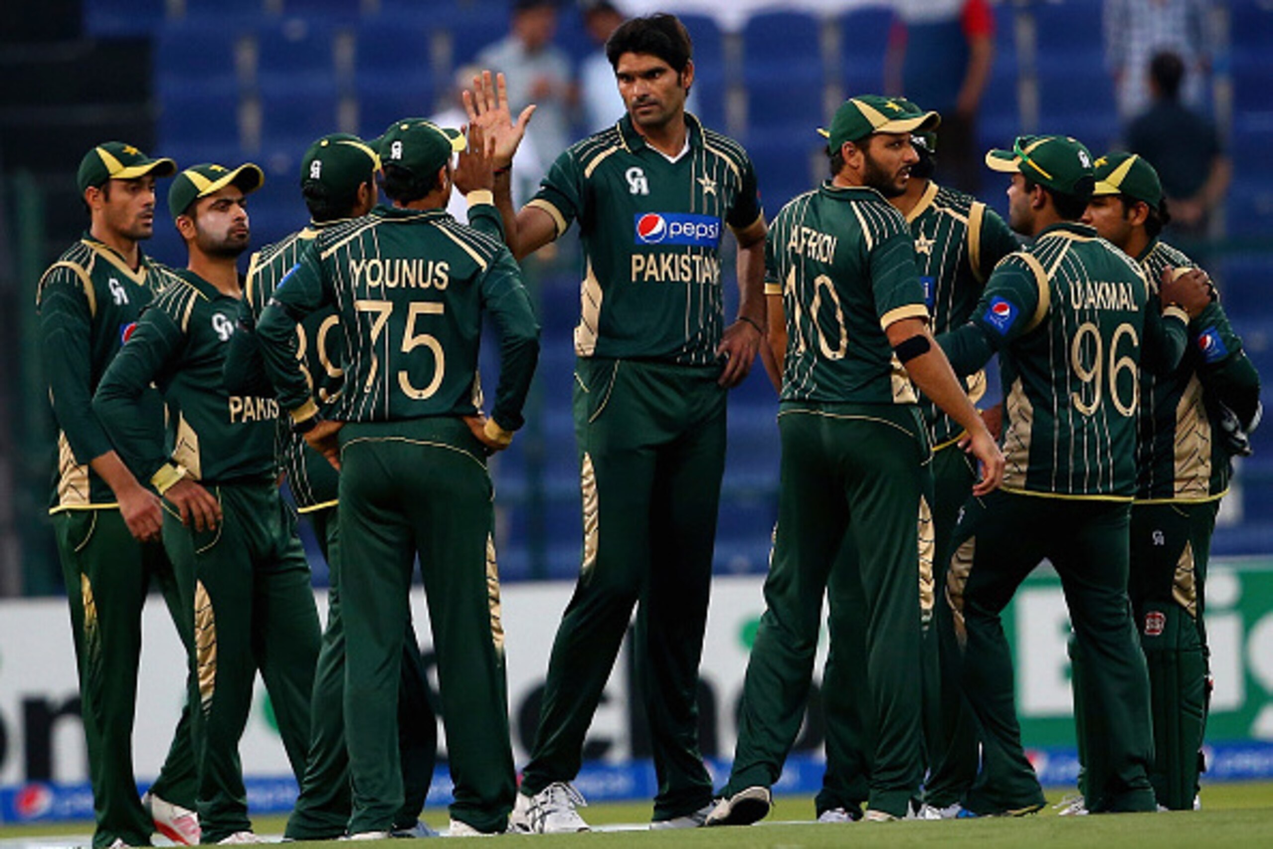 ABU DHABI, UNITED ARAB EMIRATES - DECEMBER 17:  Mohammad Irfan of Pakistan celebrates with teammates after dismissing Ross Taylor of New Zealand  during the 4th One Day International match between Pakistan and New Zealand at Sheikh Zayed Stadium on Decemb