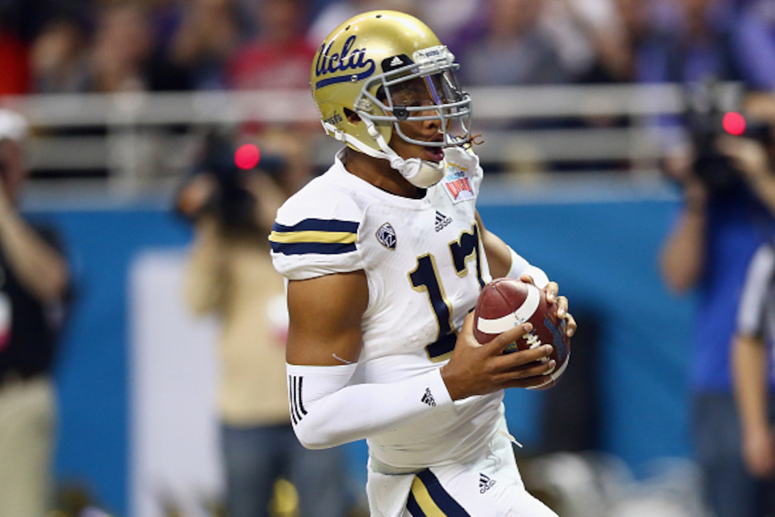 SAN ANTONIO, TX - JANUARY 02:  Brett Hundley #17 of the UCLA Bruins runs for a touchdown against the Kansas State Wildcats in the first quarter during the Valero Alamo Bowl at Alamodome on January 2, 2015 in San Antonio, Texas.  (Photo by Ronald Martinez/