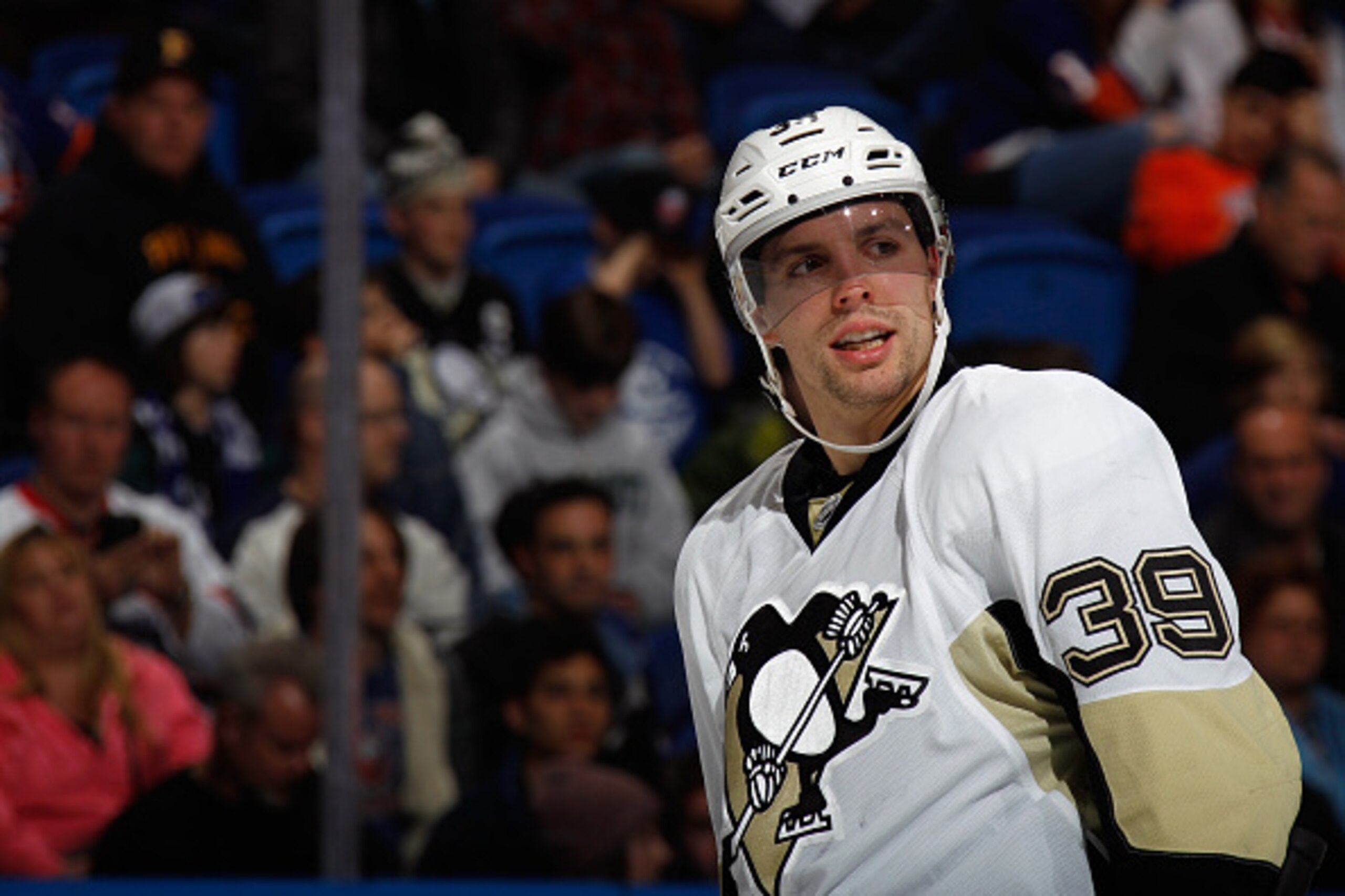 UNIONDALE, NY - JANUARY 16:  David Perron #39 of the Pittsburgh Penguins skates against the New York Islanders at the Nassau Veterans Memorial Coliseum on January 16, 2015 in Uniondale, New York.  (Photo by Bruce Bennett/Getty Images)