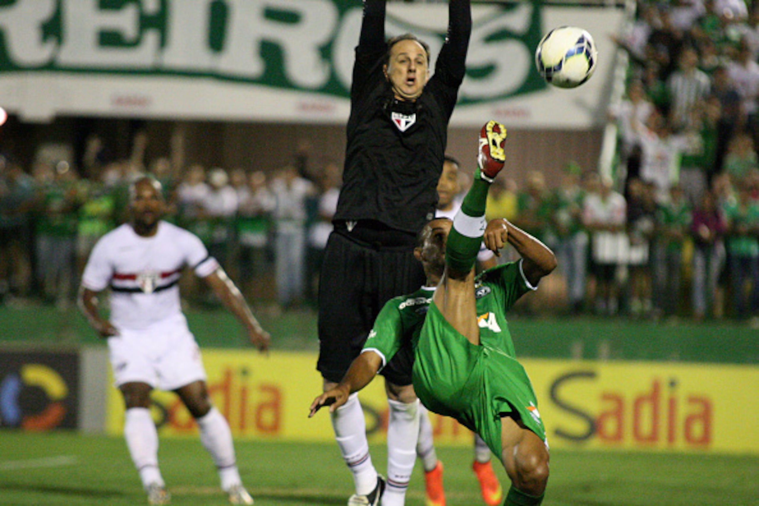 CHAPECO, BRAZIL - OCTOBER 22: Goalkepper Rogerio Ceni (L) of Sao Paulo struggles for the ball with Diones of Chapecoense during a match between Chapecoense and Sao Paulo for the Brazilian Series A 2014 at Arena Conda on October 22, 2014 in Chapeco, Brazil
