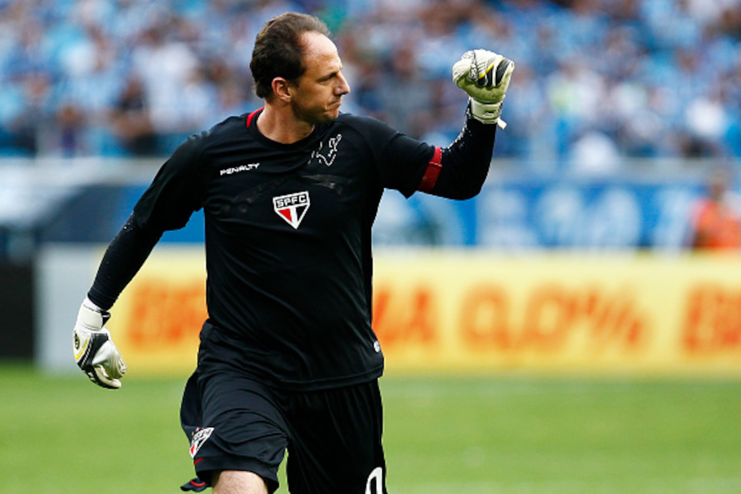 PORTO ALEGRE, BRAZIL - OCTOBER 04:  Goalkeeper Rogerio Ceni of Sao Paulo celebrates the team's first goal during the match Gremio v Sao Paulo as part of Brasileirao Series A 2014, at Arena do Gremio  on October 04, 2014 in Porto Alegre, Brazil. (Photo by 