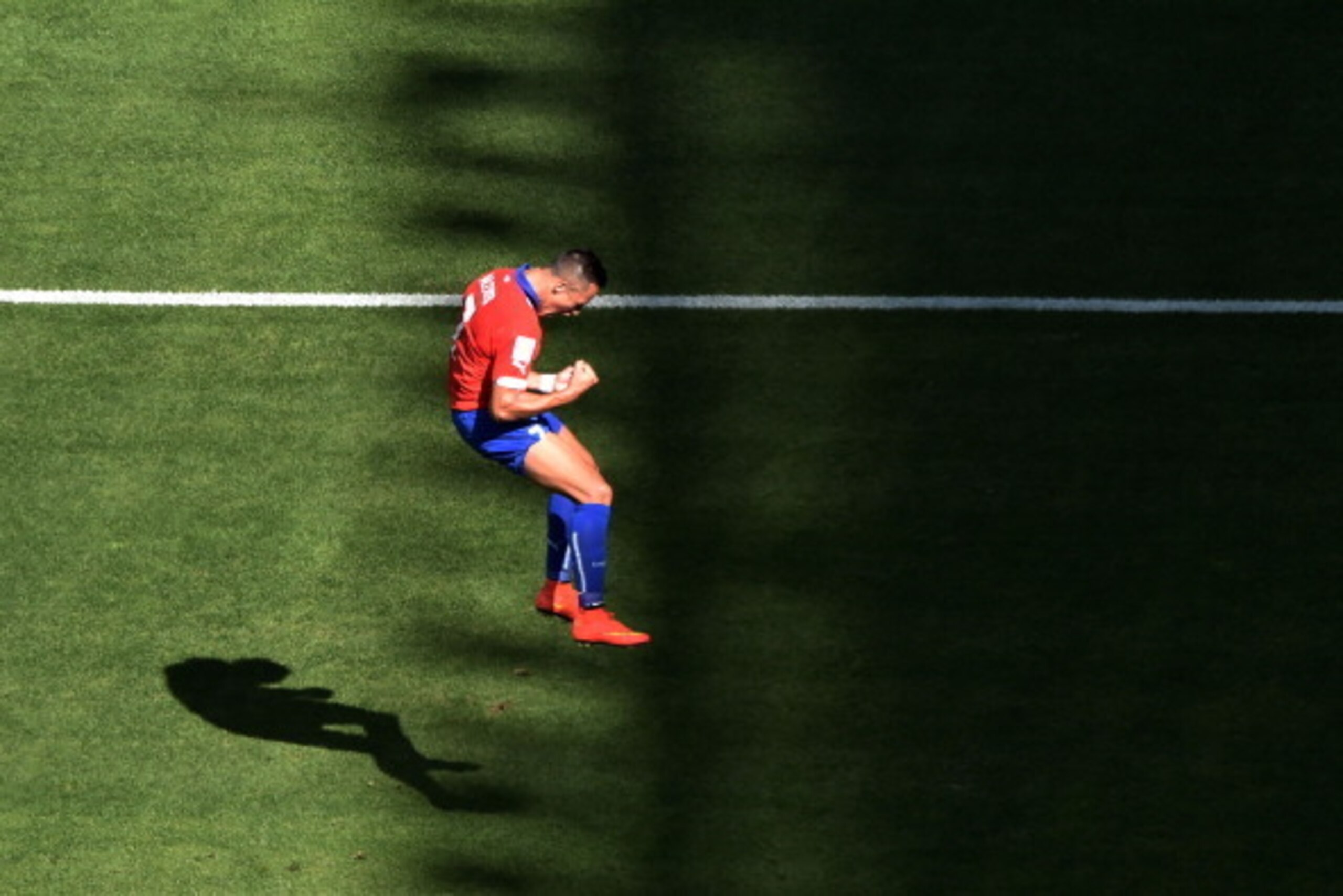 BELO HORIZONTE, BRAZIL - JUNE 28:  Alexis Sanchez of Chile celebrates scoring his team's first goal during the 2014 FIFA World Cup Brazil round of 16 match between Brazil and Chile at Estadio Mineirao on June 28, 2014 in Belo Horizonte, Brazil.  (Photo by