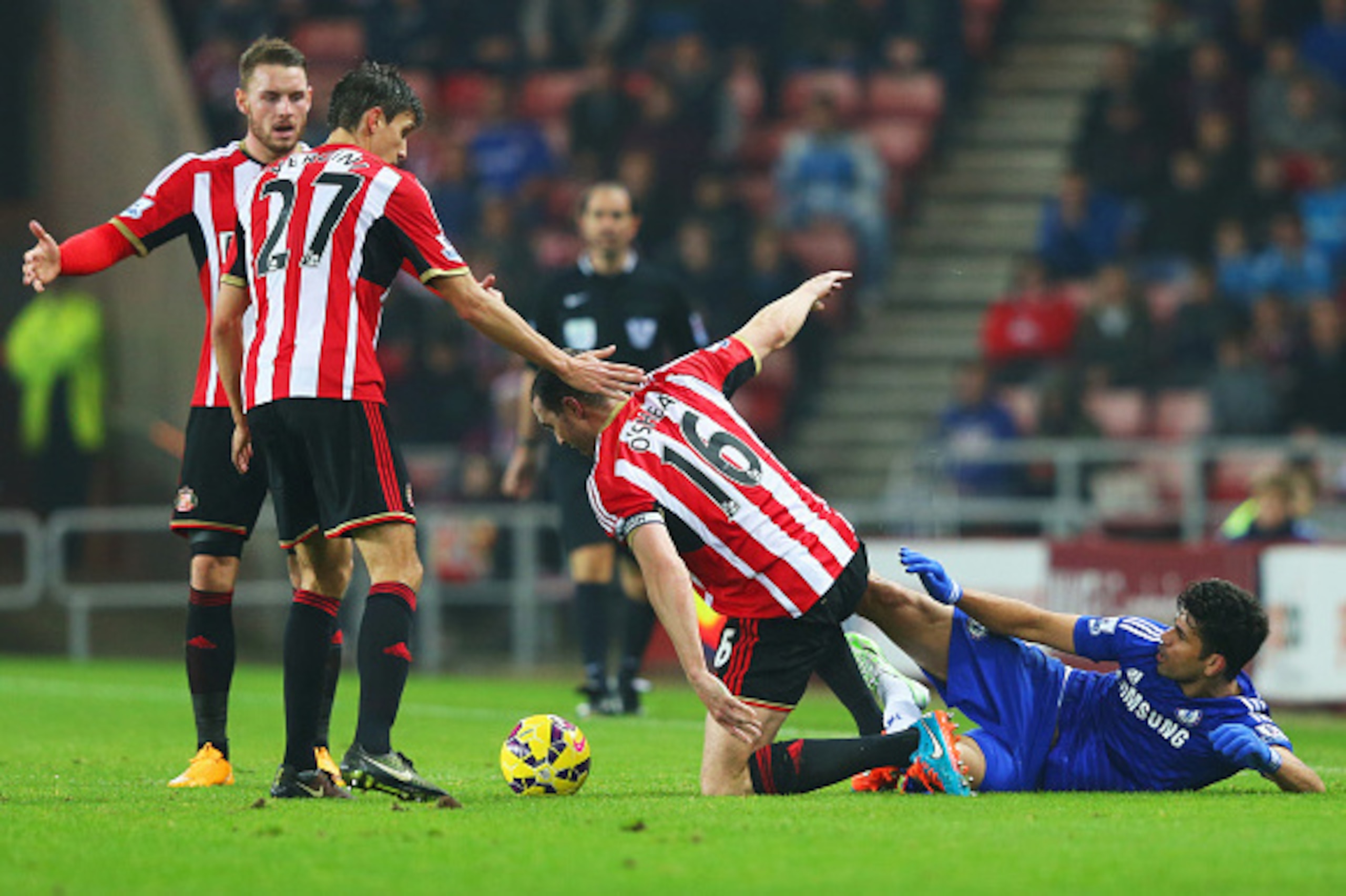 SUNDERLAND, ENGLAND - NOVEMBER 29:  Diego Costa of Chelsea tangles with John O'Shea of Sunderland during the Barclays Premier League match between Sunderland and Chelsea at Stadium of Light on November 29, 2014 in Sunderland, England.  (Photo by Alex Live