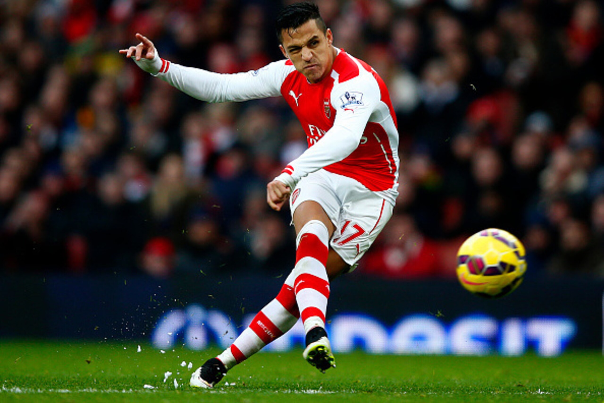 LONDON, ENGLAND - JANUARY 11:  Alexis Sanchez of Arsenal scores his team's third goal during the Barclays Premier League match between Arsenal and Stoke City at Emirates Stadium on January 11, 2015 in London, England.  (Photo by Clive Rose/Getty Images)