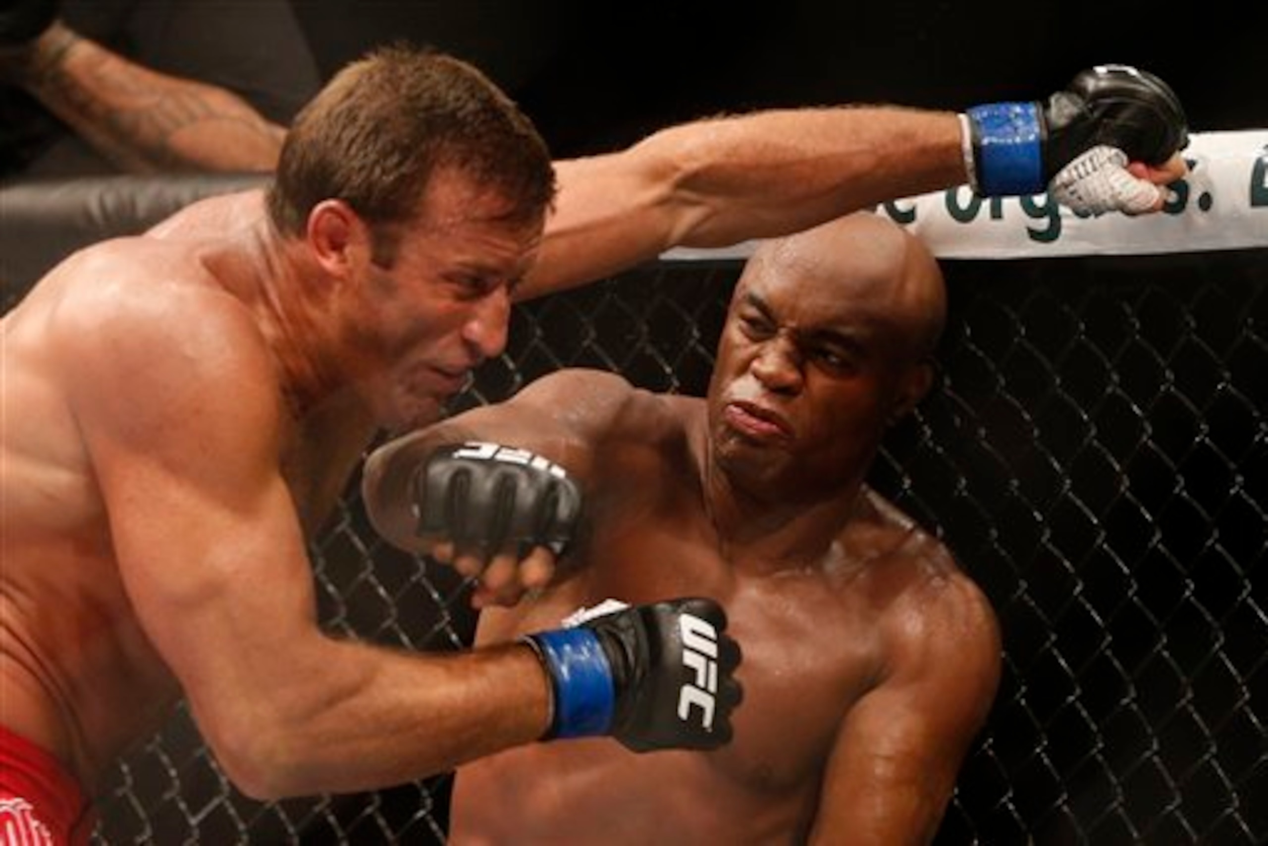 Silva (R) counters Bonnar (L)