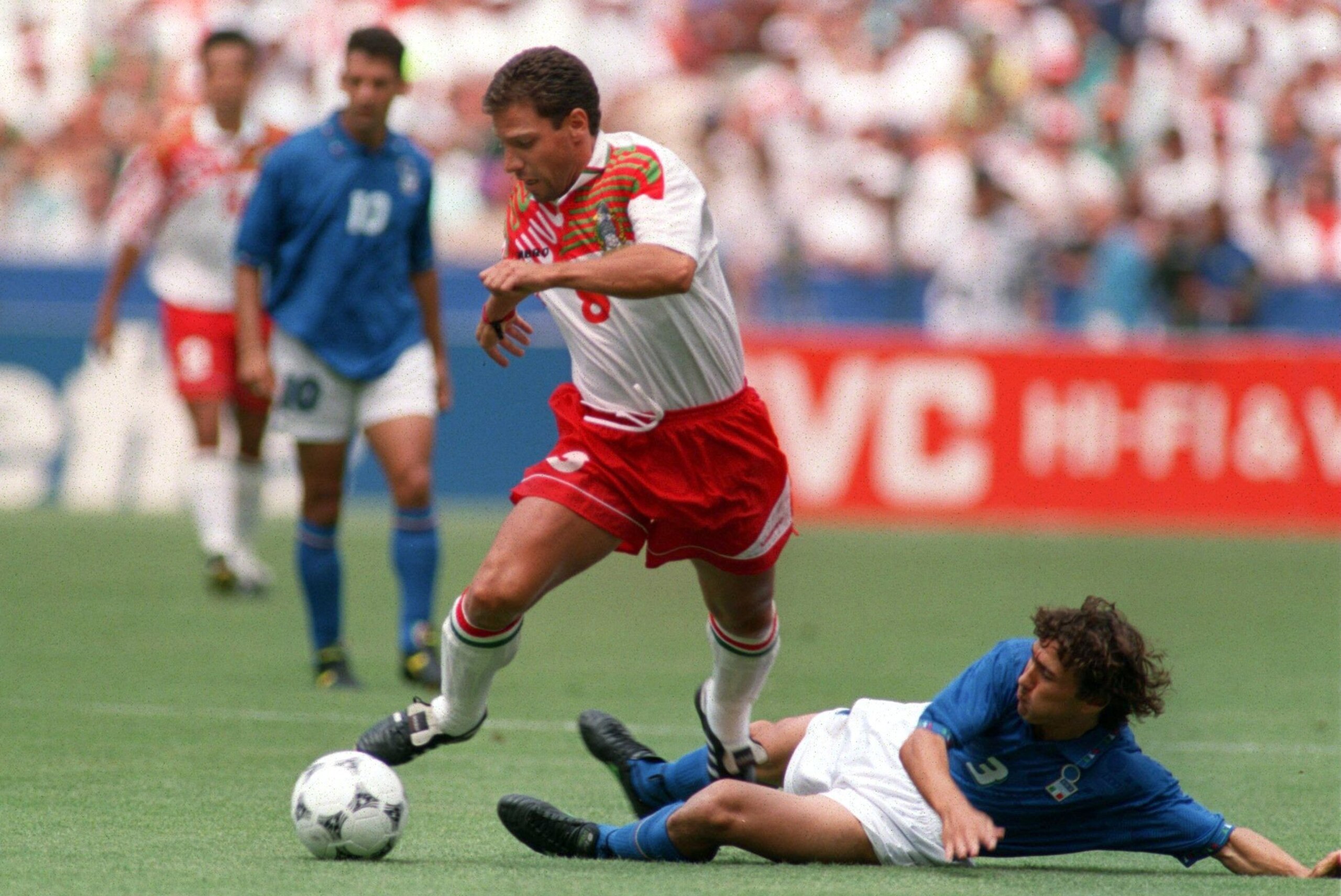 28 JUN 1994: ALBERTO GARCIA ASPE OF MEXICO EVADES THE CHALLENGE OF BENARRIVO #3 OF ITALY DURING THEIR 1994 WORLD CUP GAME AT RFK STADIUM IN WASHINGTON DC. THE GAME FINISHED TIED 1-1. Mandatory Credit: Rick Stewart/ALLSPORT 28 JUN 1994: ALBERTO GARCIA ASPE OF MEXICO EVADES THE CHALLENGE OF BENARRIVO #3 OF ITALY DURING THEIR 1994 WORLD CUP GAME AT RFK STADIUM IN WASHINGTON DC. THE GAME FINISHED TIED 1-1. Mandatory Credit: Rick Stewart/ALLSPORT