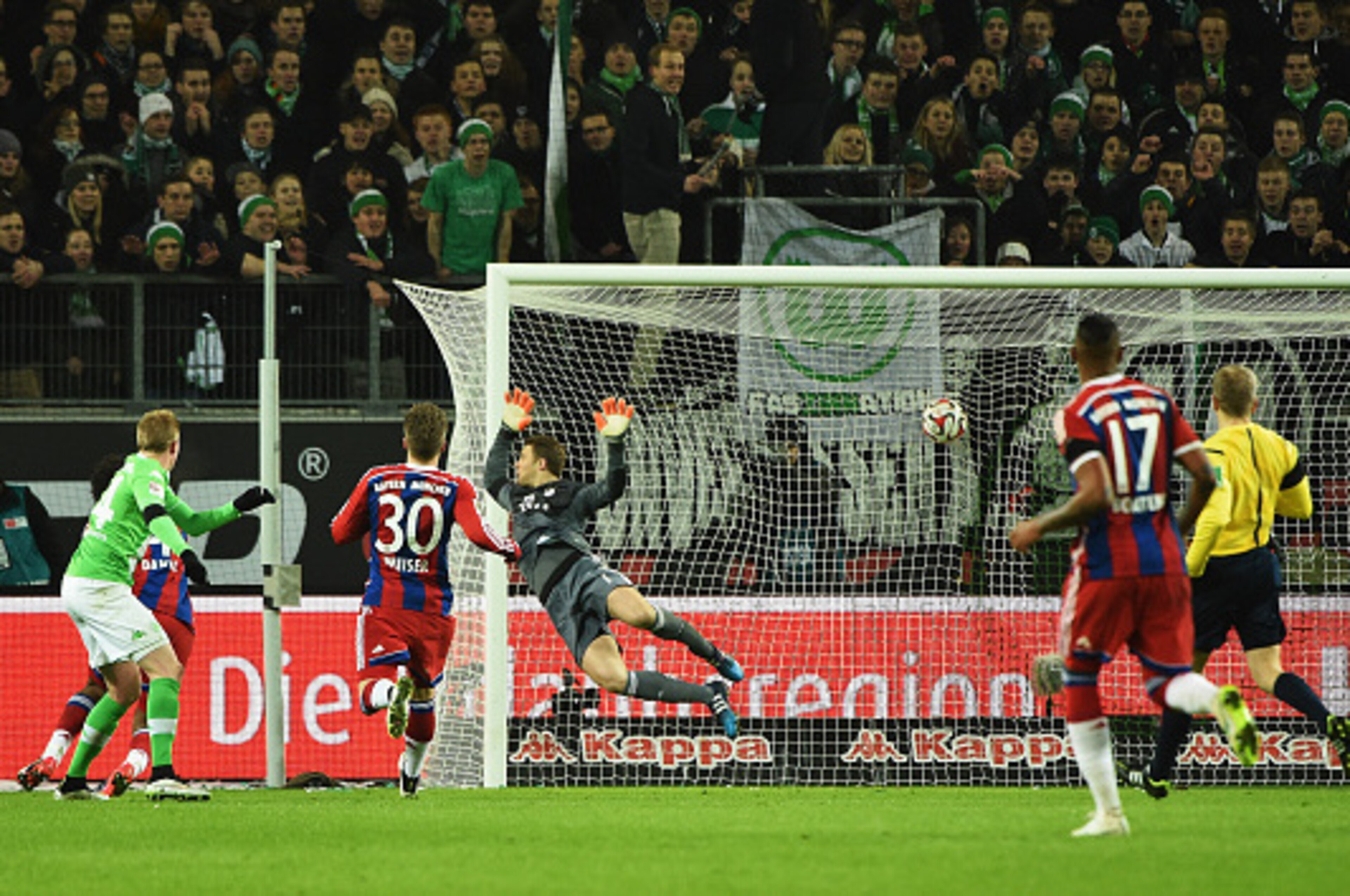 WOLFSBURG, GERMANY - JANUARY 30:  Kevin de Bruyne of Wolfsburg scores the fourth goal during the Bundesliga match between VfL Wolfsburg and FC Bayern Muenchen at Volkswagen Arena on January 30, 2015 in Wolfsburg, Germany.  (Photo by Stuart Franklin/Getty 