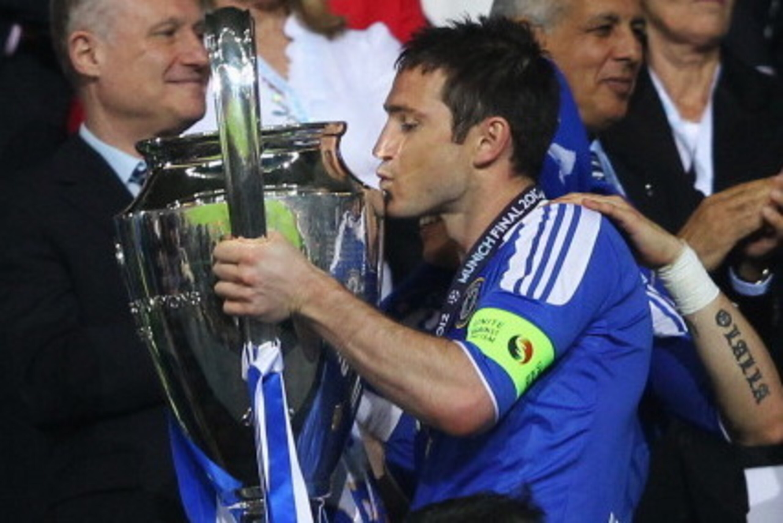 MUNICH, GERMANY - MAY 19:  Frank Lampard of Chelsea celebrates with the trophy after their victory in the UEFA Champions League Final between FC Bayern Muenchen and Chelsea at the Fussball Arena München on May 19, 2012 in Munich, Germany.  (Photo by Alex 