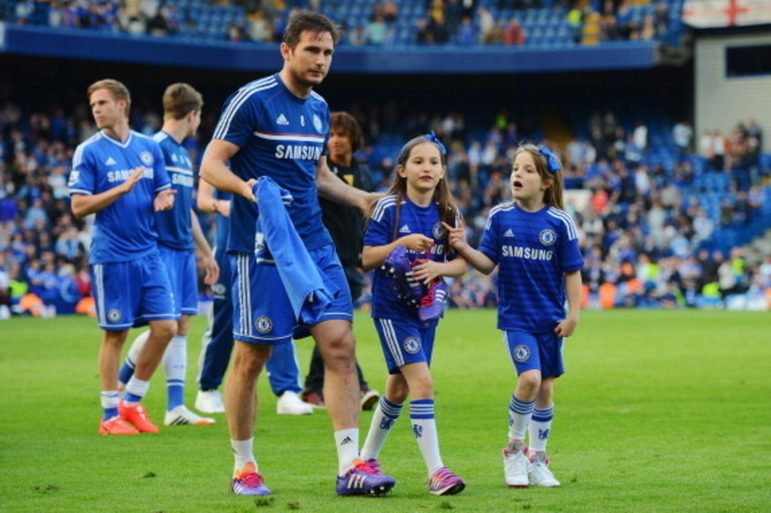 LONDON, ENGLAND - MAY 04:  Frank Lampard of Chelsea and his daughters Luna and Isla appear on the pitch following the Barclays Premier League match between Chelsea and Norwich City at Stamford Bridge on May 4, 2014 in London, England.  (Photo by Michael R
