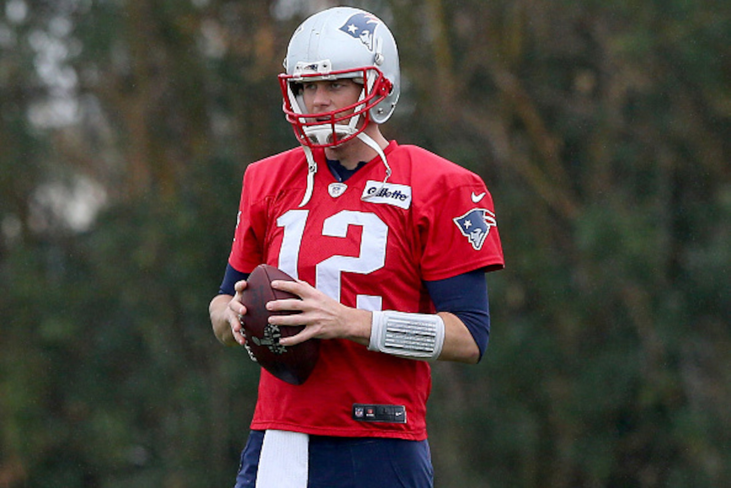 TEMPE, AZ - JANUARY 30:  Tom Brady #12 of the New England Patriots warms up during the New England Patriots Super Bowl XLIX Practice on January 30, 2015 at the Arizona Cardinals Practice Facility in Tempe, Arizona.  (Photo by Elsa/Getty Images)