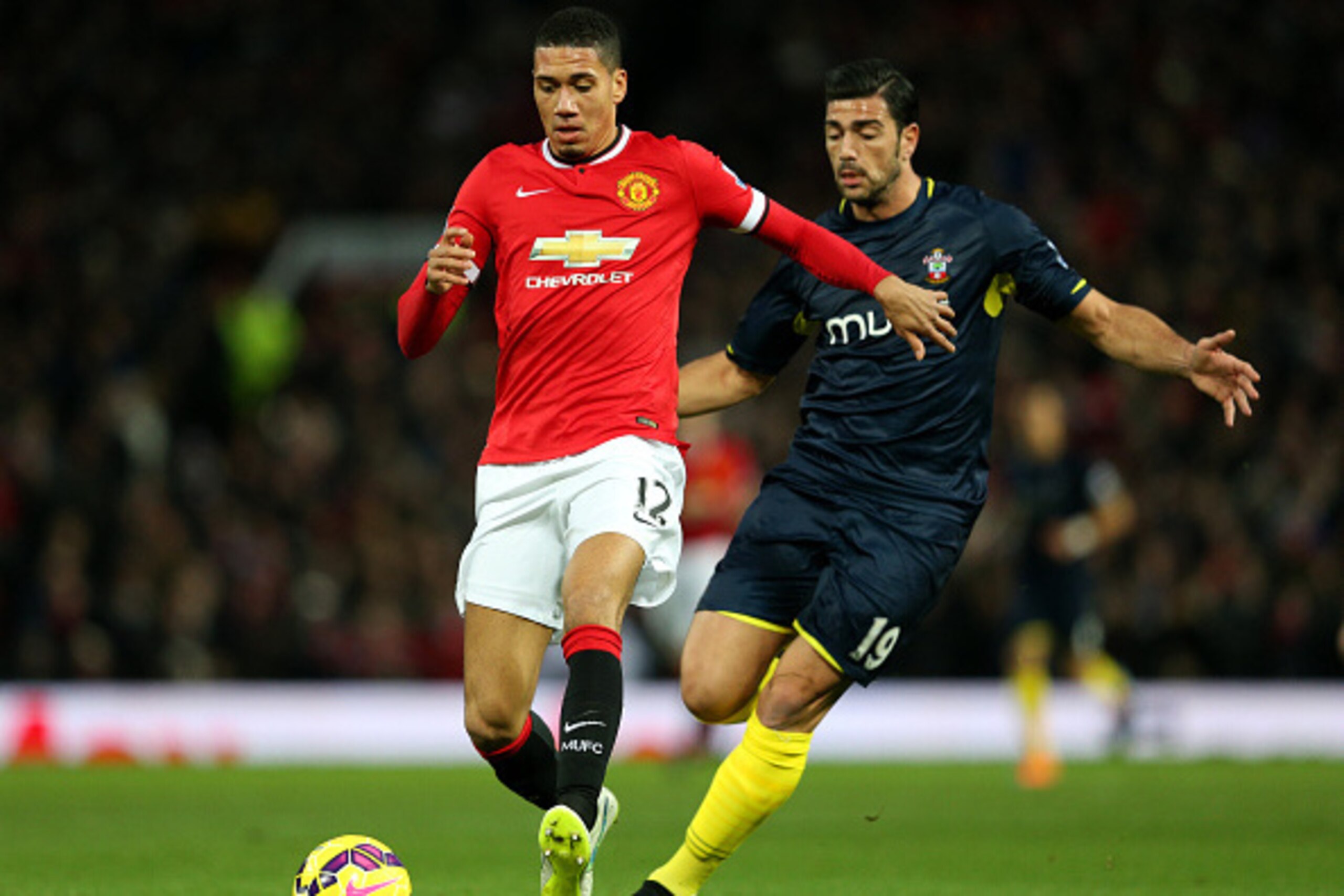 MANCHESTER, ENGLAND - JANUARY 11: Chris Smalling of Manchester United battles for the ball with Graziano Pelle of Southampton during the Barclays Premier League match between Manchester United and Southampton at Old Trafford on January 11, 2015 in Manche MANCHESTER, ENGLAND - JANUARY 11: Chris Smalling of Manchester United battles for the ball with Graziano Pelle of Southampton during the Barclays Premier League match between Manchester United and Southampton at Old Trafford on January 11, 2015 in Manche