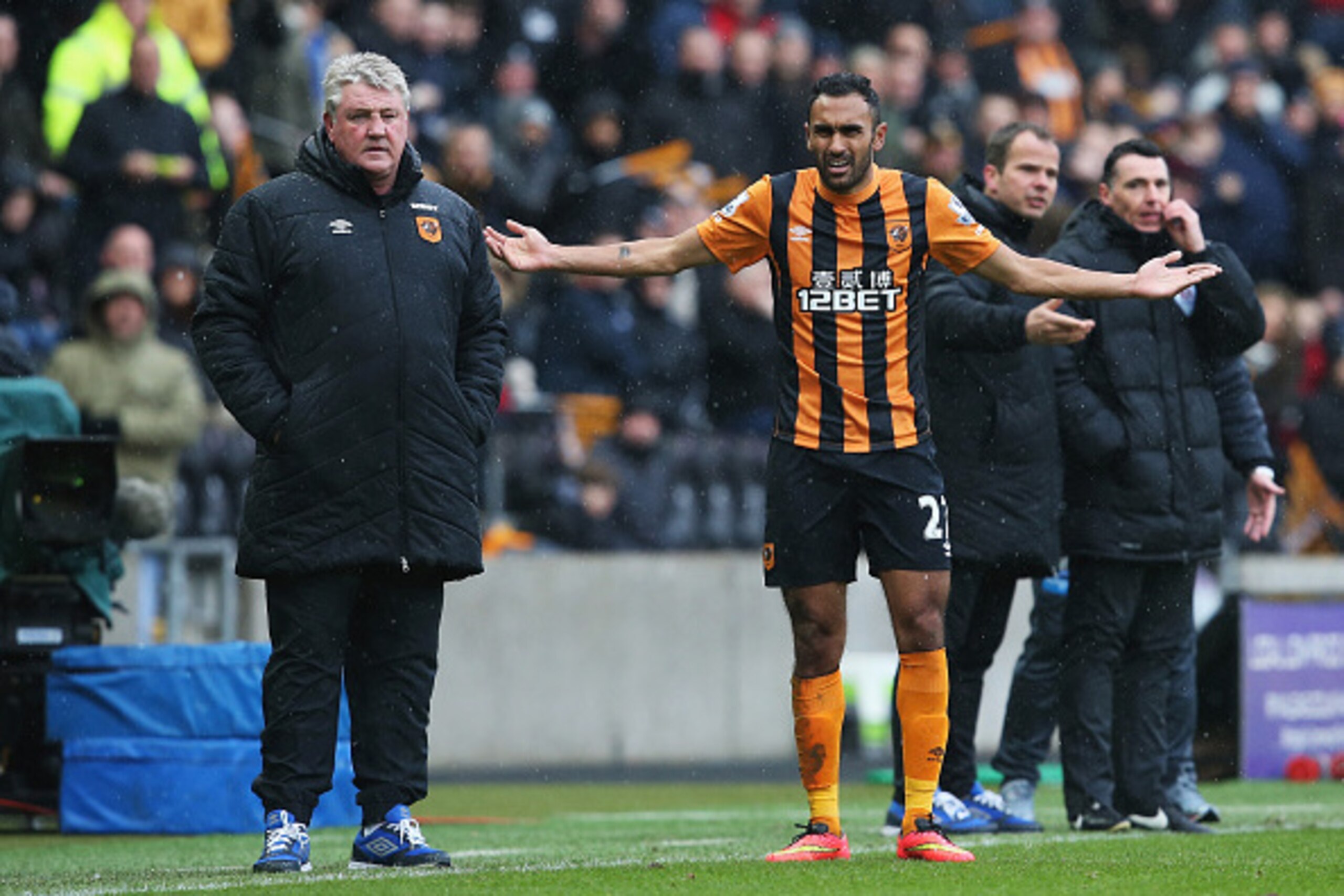 HULL, ENGLAND - JANUARY 31:  Ahmed Elmohamady of Hull City reacts with Steve Bruce, manager of Hull City during the Barclays Premier League match between Hull City and Newcastle United at KC Stadium on January 31, 2015 in Hull, England.  (Photo by Jan Kru