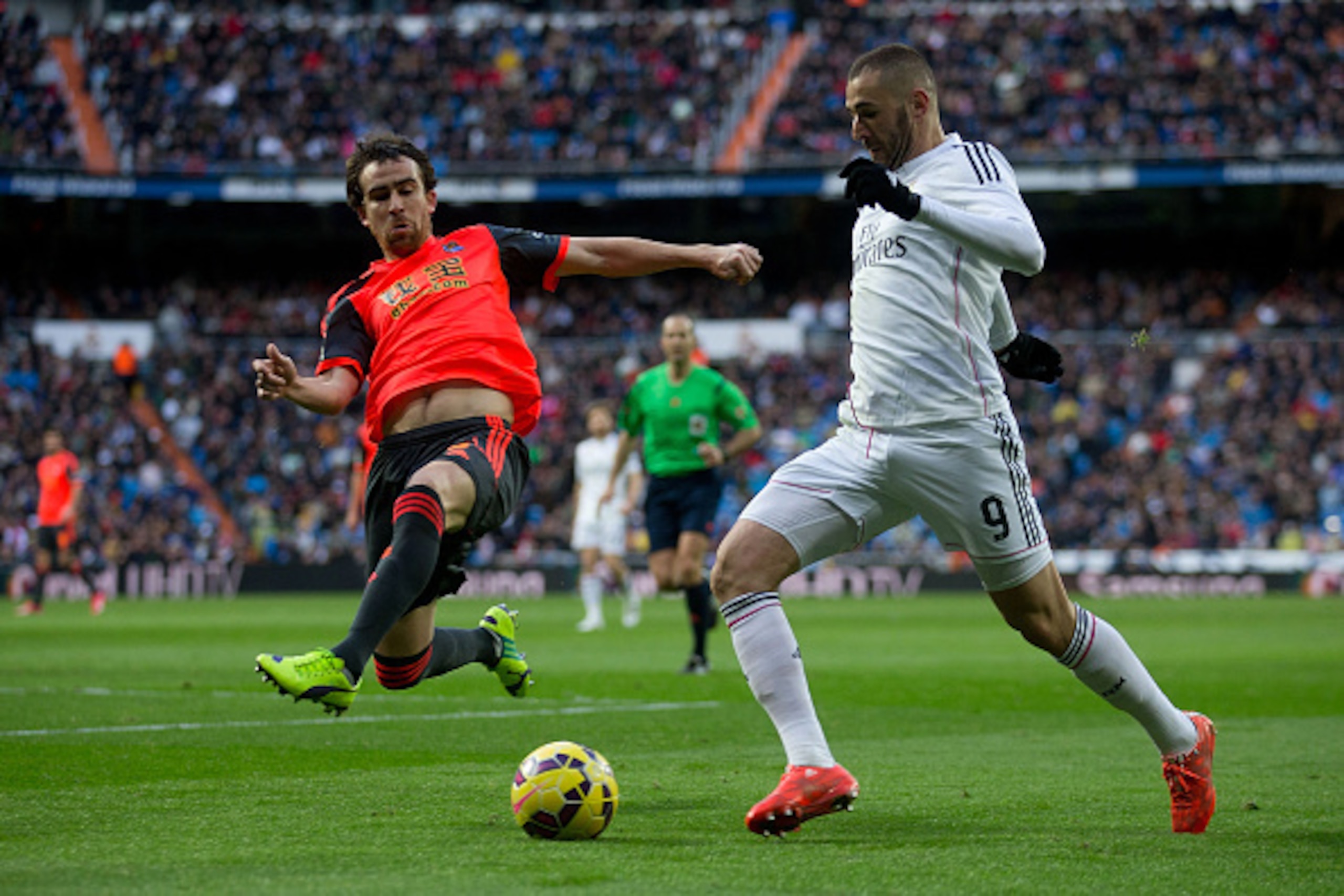 MADRID, SPAIN - JANUARY 31: Karim Benzema (R) of Real Madrid CF competes for the ball with Mikel Gonzlez (L) Real Sociedad de Futbol during the La Liga match between Real Madrid CF and Real Sociedad de Futbol at Estadio Santiago Bernabeu on January 31, 20