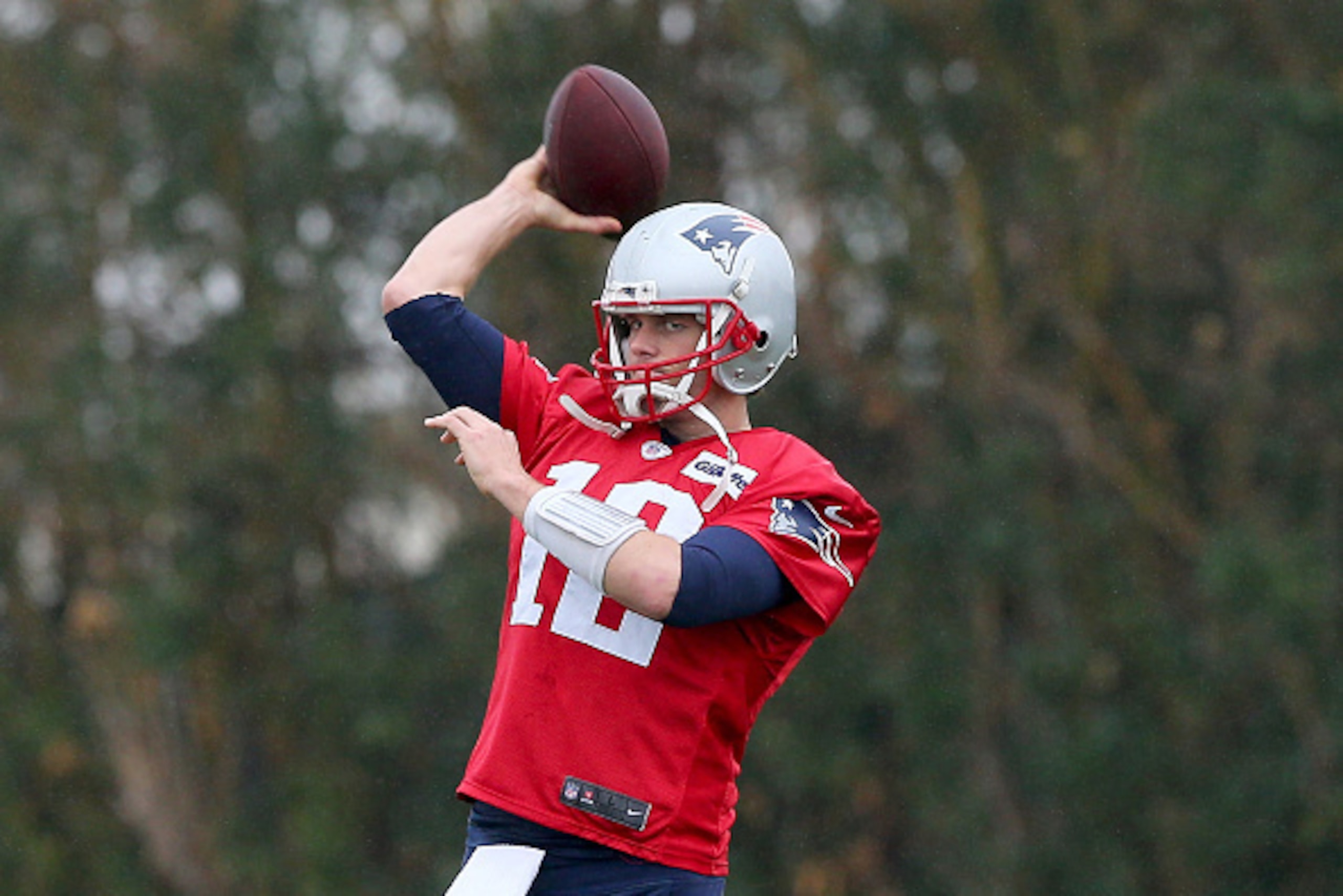 TEMPE, AZ - JANUARY 30:  Tom Brady #12 of the New England Patriots warms up during the New England Patriots Super Bowl XLIX Practice on January 30, 2015 at the Arizona Cardinals Practice Facility in Tempe, Arizona.  (Photo by Elsa/Getty Images)