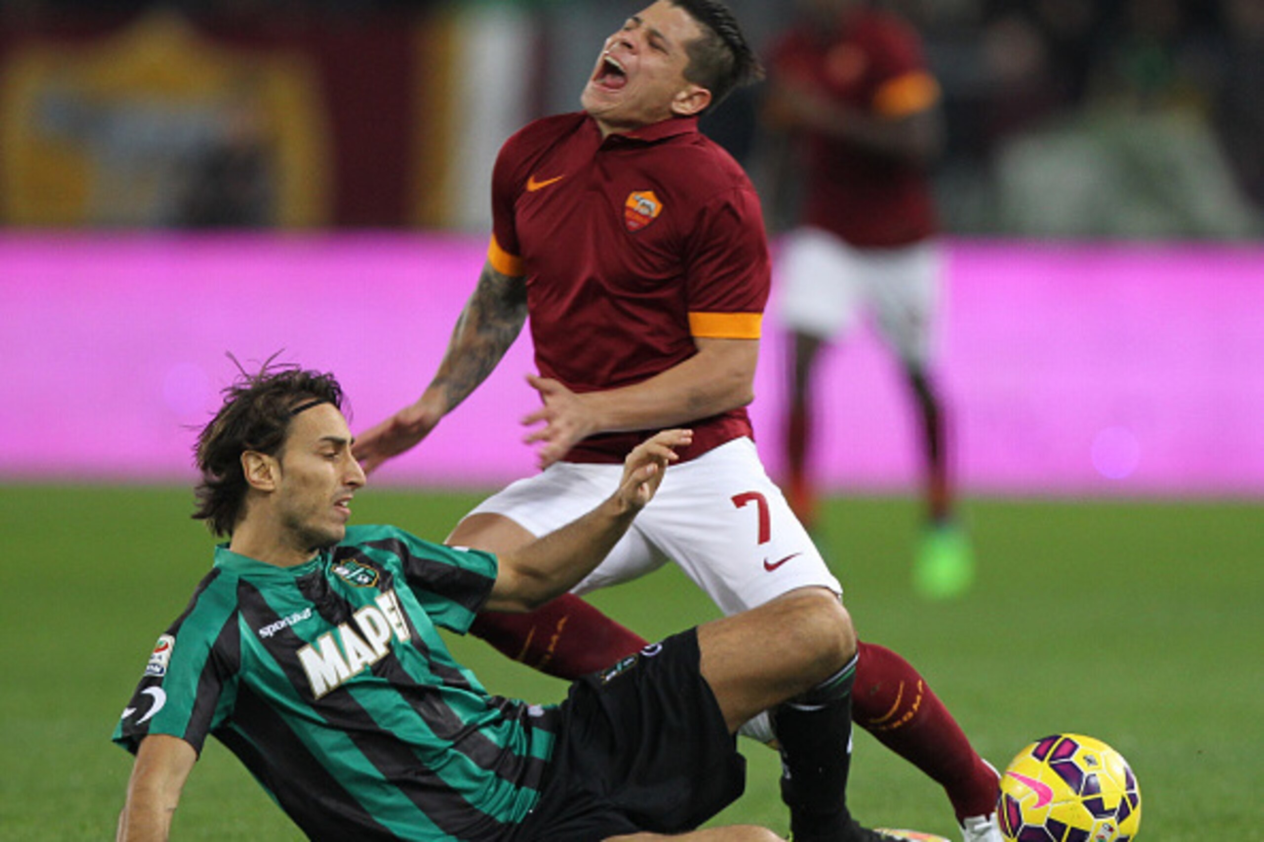 ROME, ITALY - DECEMBER 06: Juan Iturbe #7 of AS Roma competes for the ball with Simone Missiroli of US Sassuolo Calcio during the Serie A match between AS Roma and US Sassuolo Calcio at Stadio Olimpico on December 6, 2014 in Rome, Italy. (Photo by Paolo ROME, ITALY - DECEMBER 06: Juan Iturbe #7 of AS Roma competes for the ball with Simone Missiroli of US Sassuolo Calcio during the Serie A match between AS Roma and US Sassuolo Calcio at Stadio Olimpico on December 6, 2014 in Rome, Italy. (Photo by Paolo