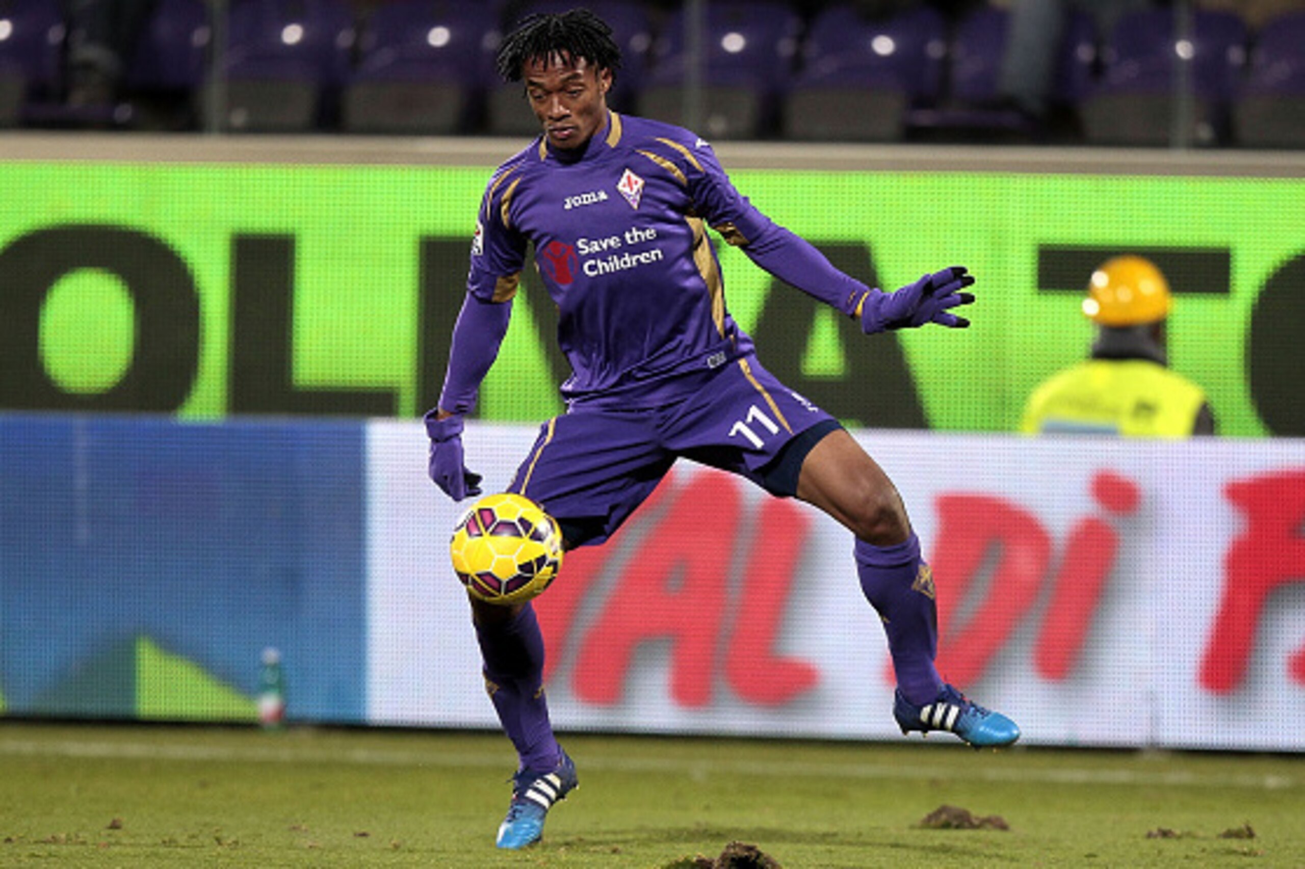 FLORENCE, ITALY - JANUARY 25: Guillermo Cuadrado of ACF Fiorentina in action during the Serie A match between ACF Fiorentina and AS Roma at Stadio Artemio Franchi on January 25, 2015 in Florence, Italy.  (Photo by Gabriele Maltinti/Getty Images)