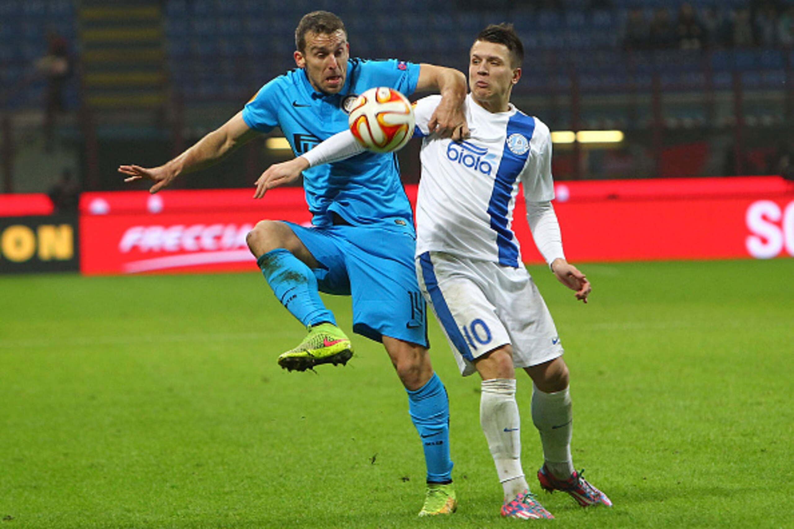 MILAN, ITALY - NOVEMBER 27: Hugo Armando Campagnaro of FC Internazionale Milano competes for the ball with Yevhen Konoplyanka of FC Dnipro Dnipropetrovsk during the UEFA Europa League Group F match between FC Internazionale Milano and FC Dnipro Dnipropet MILAN, ITALY - NOVEMBER 27: Hugo Armando Campagnaro of FC Internazionale Milano competes for the ball with Yevhen Konoplyanka of FC Dnipro Dnipropetrovsk during the UEFA Europa League Group F match between FC Internazionale Milano and FC Dnipro Dnipropet
