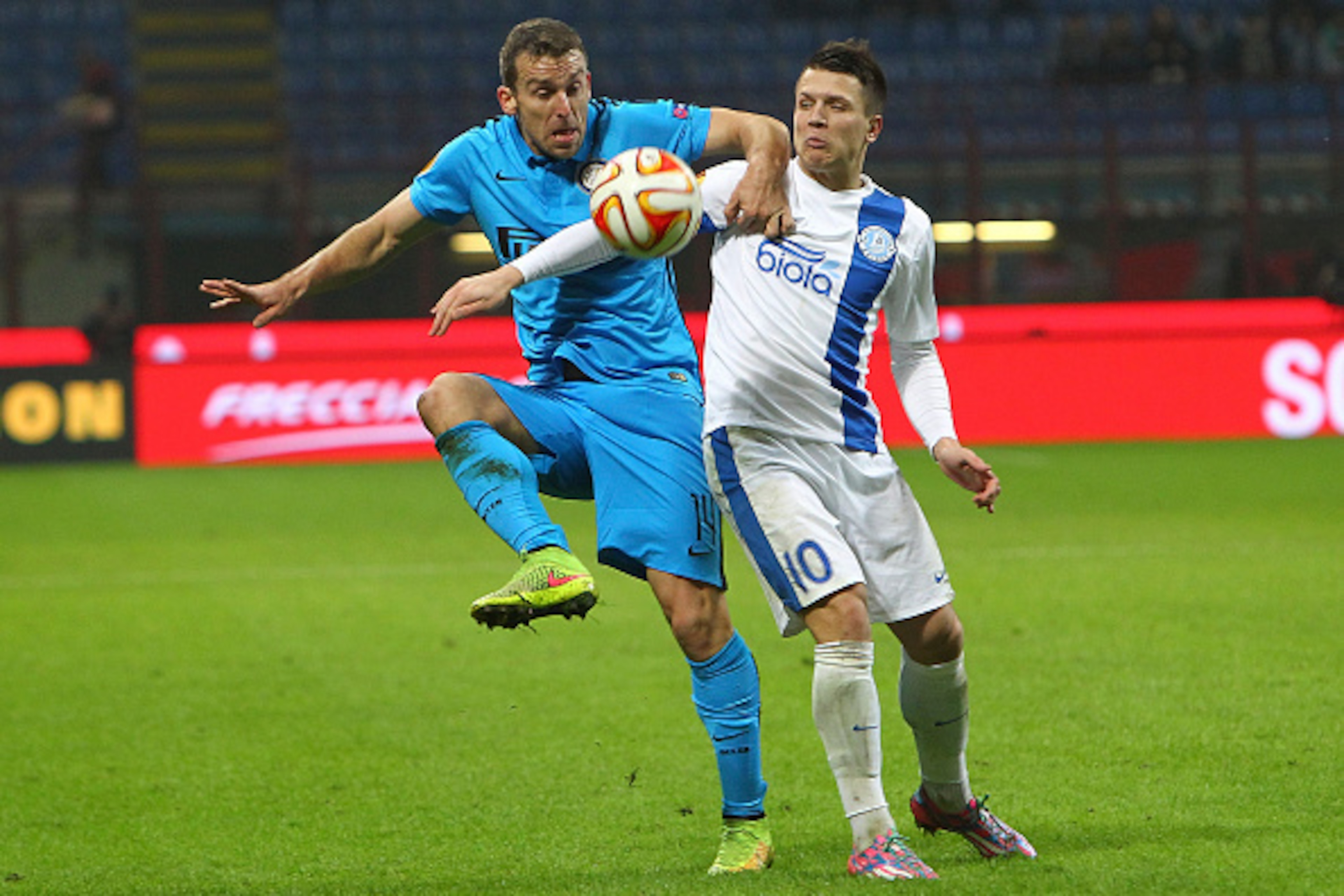 MILAN, ITALY - NOVEMBER 27:  Hugo Armando Campagnaro of FC Internazionale Milano competes for the ball with Yevhen Konoplyanka of FC Dnipro Dnipropetrovsk during the UEFA Europa League Group F match between FC Internazionale Milano and FC Dnipro Dnipropet