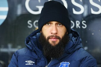 HULL, ENGLAND - JANUARY 01:  Tim Howard of Everton sits on the bench during the Barclays Premier League match between Hull City and Everton at KC Stadium on January 1, 2015 in Hull, England.  (Photo by Matthew Lewis/Getty Images)