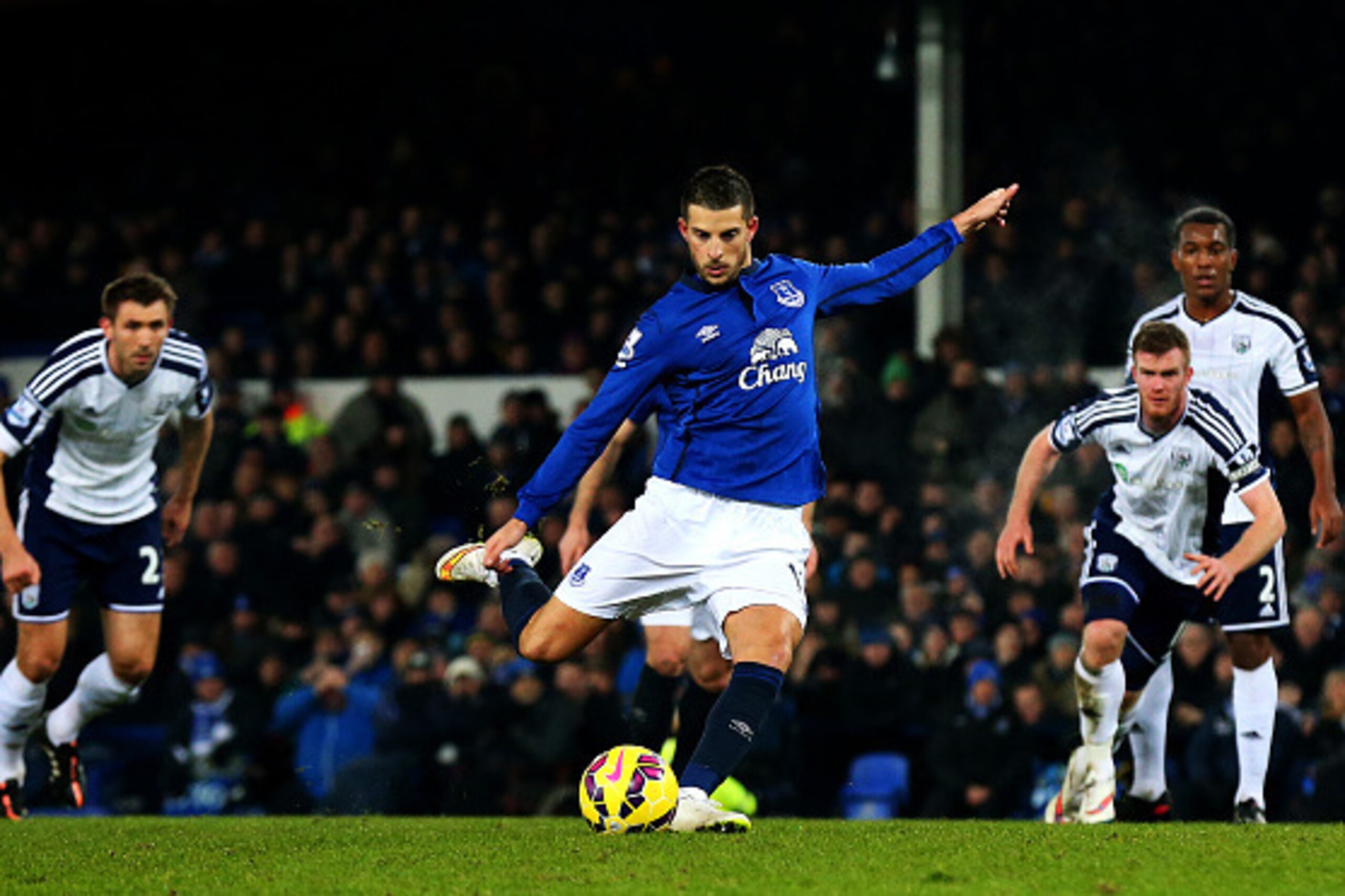 LIVERPOOL, ENGLAND - JANUARY 19:  Kevin Mirallas of Everton misses a penalty during the Barclays Premier League match between Everton and West Bromwich Albion at Goodison Park on January 19, 2015 in Liverpool, England.  (Photo by Alex Livesey/Getty Images