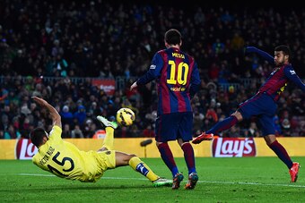 BARCELONA, SPAIN - FEBRUARY 01:  Rafinha of FC Barcelona scores his team's second goal during the La Liga match between FC Barcelona and Villarreal CF at Camp Nou on February 1, 2015 in Barcelona, Spain.  (Photo by David Ramos/Getty Images)