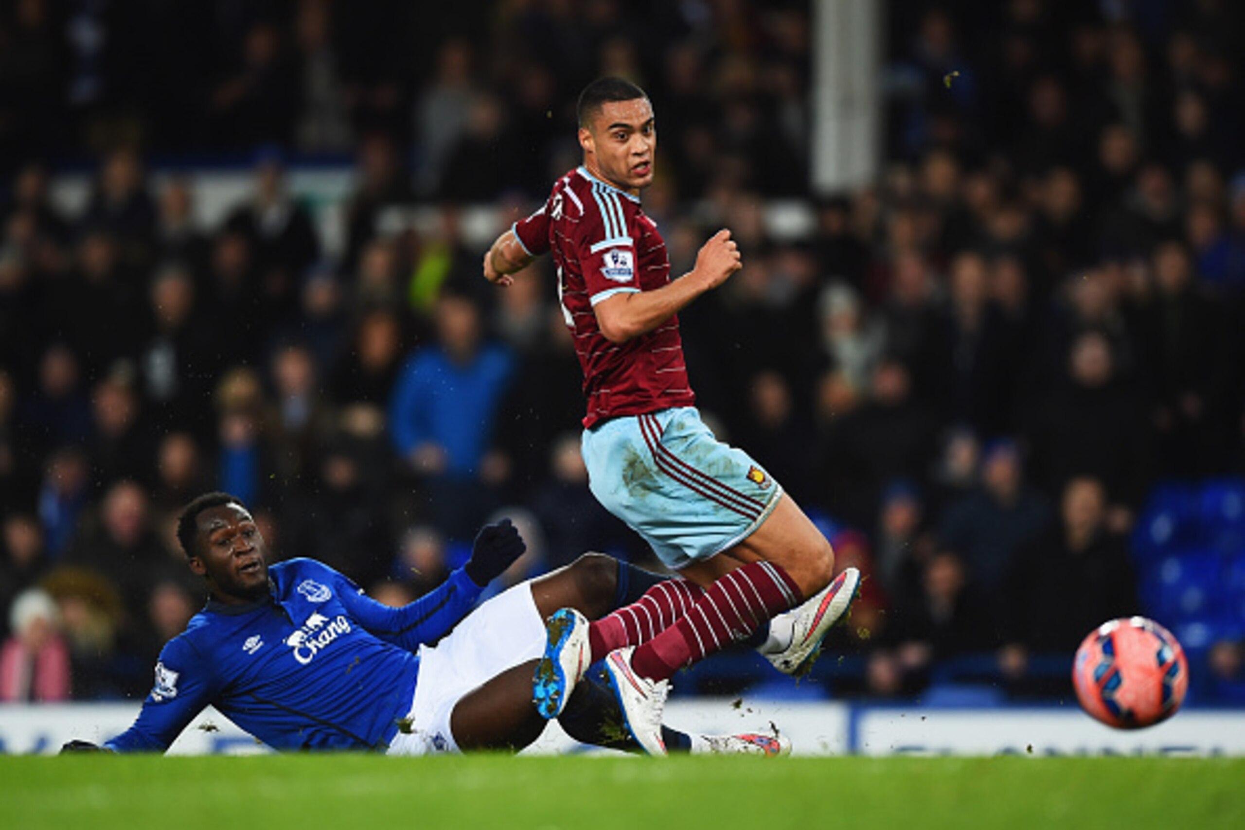 LIVERPOOL, ENGLAND - JANUARY 06:  Romelu Lukaku of Everton shoots past Winston Reid of West Ham United during the FA Cup Third Round match between Everton and West Ham United at Goodison Park on January 6, 2015 in Liverpool, England.  (Photo by Laurence G