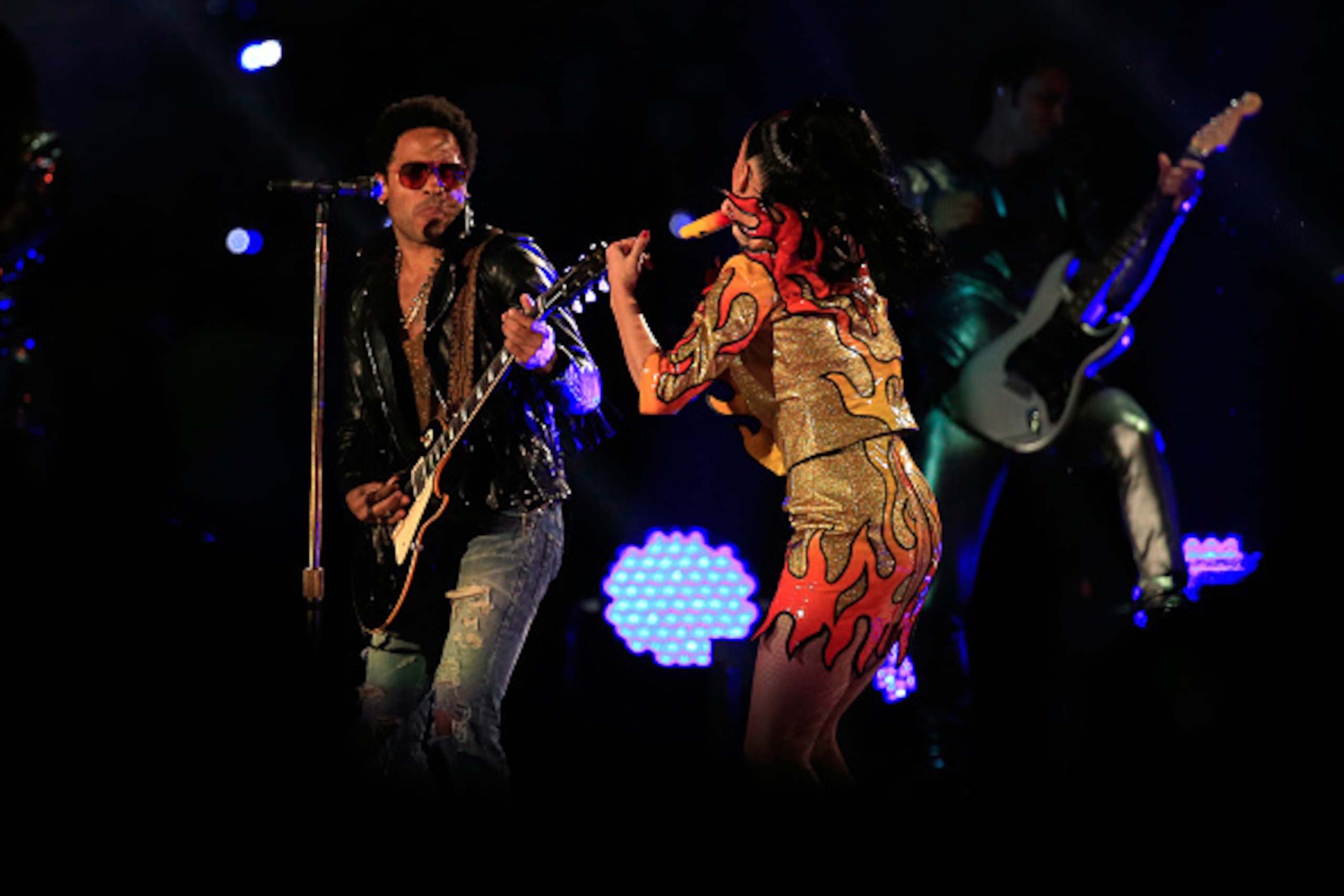 GLENDALE, AZ - FEBRUARY 01:  Singer Katy Perry performs with Lenny Kravitz during the Pepsi Super Bowl XLIX Halftime Show at University of Phoenix Stadium on February 1, 2015 in Glendale, Arizona.  (Photo by Rob Carr/Getty Images)